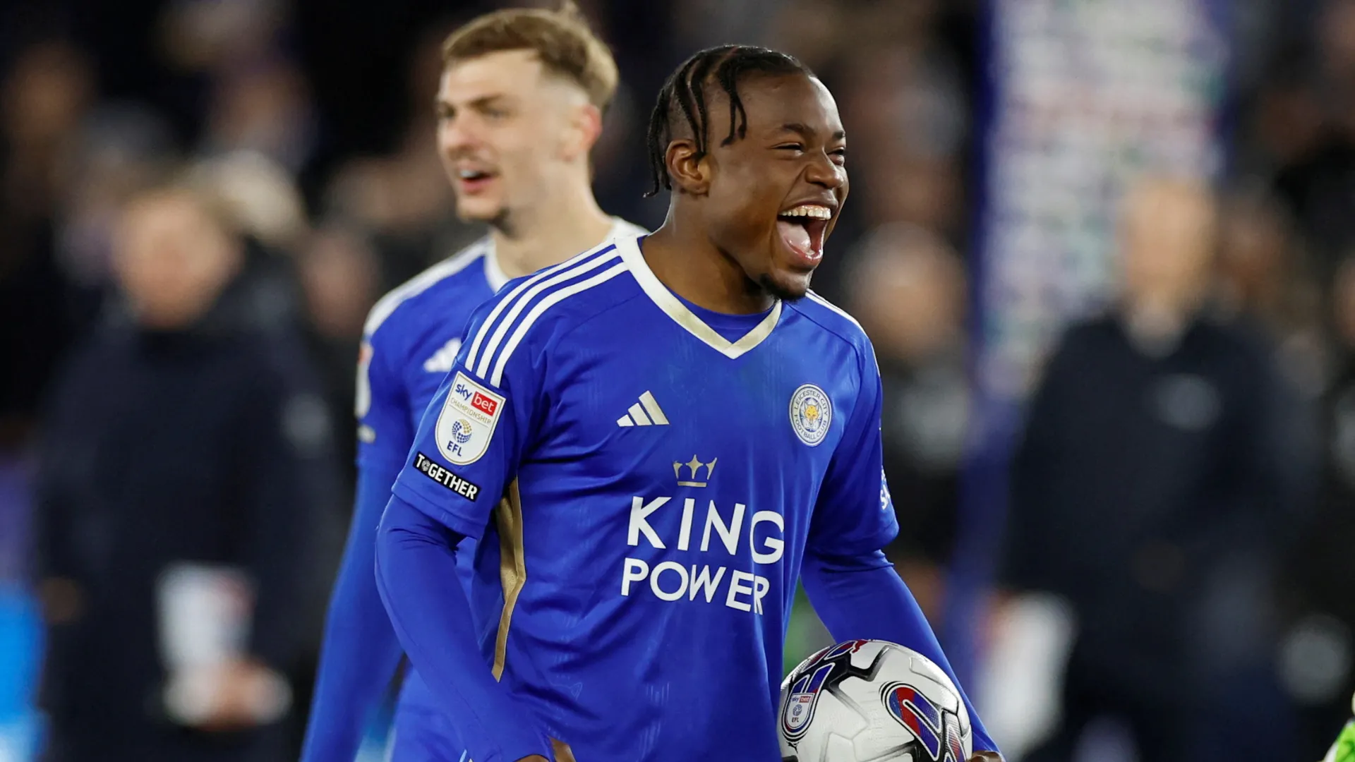 Abdul Fatawu chạy cánh cho Leicester City