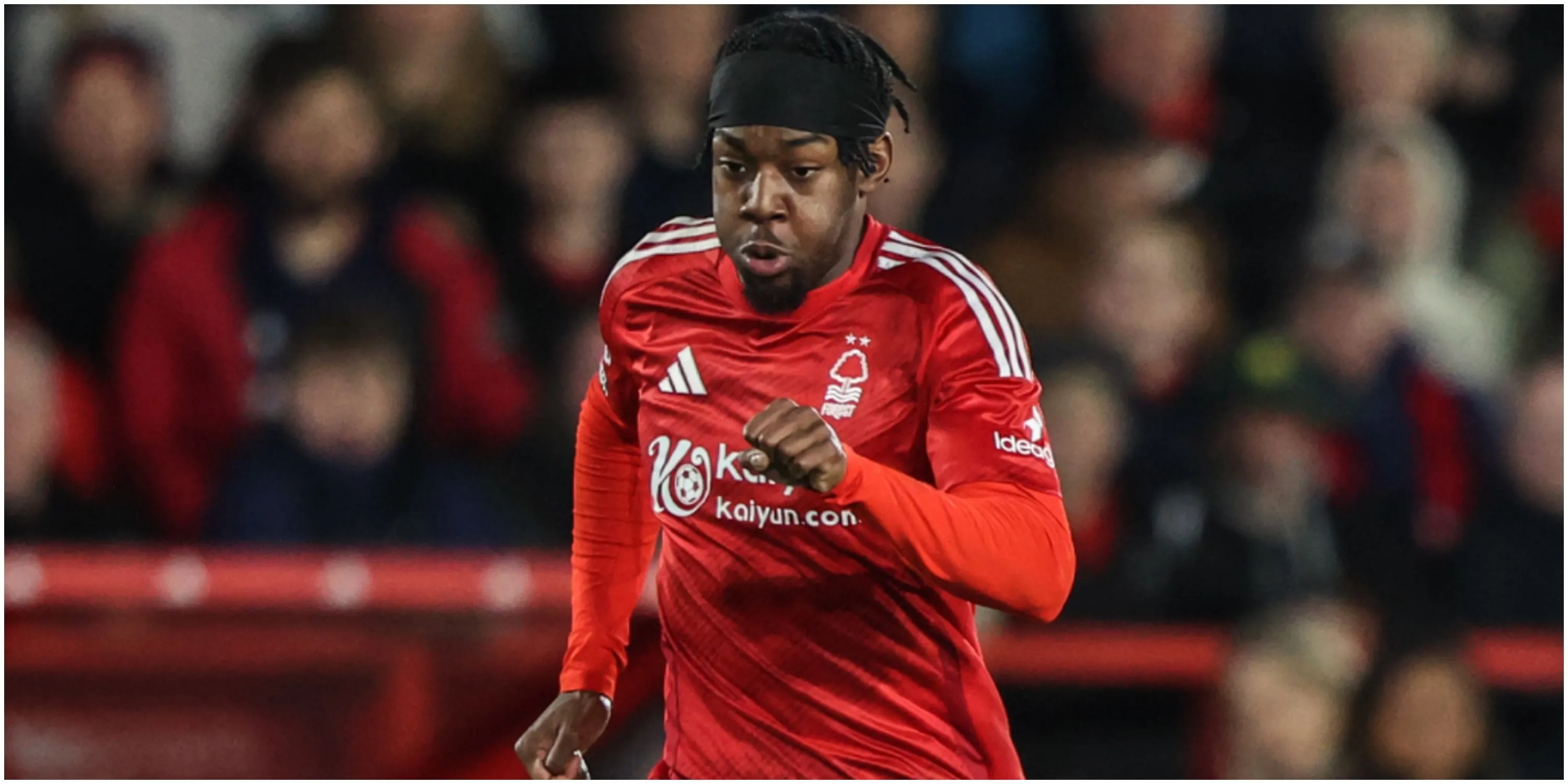 Anthony Elanga chạy ăn mừng bàn thắng trong màu áo Nottingham Forest