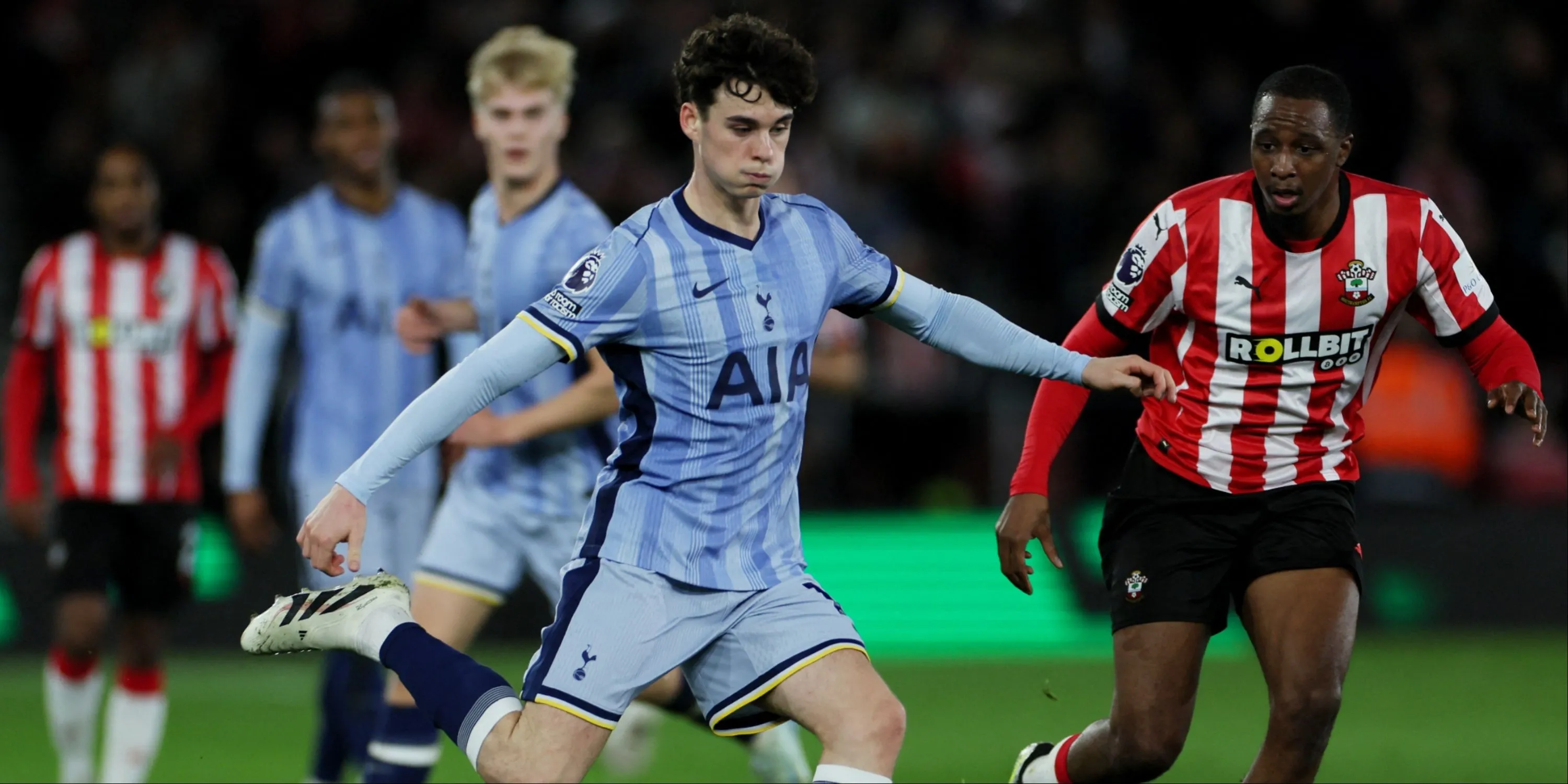 Archie Gray trong màu áo Tottenham Hotspur mùa giải 2024-2025