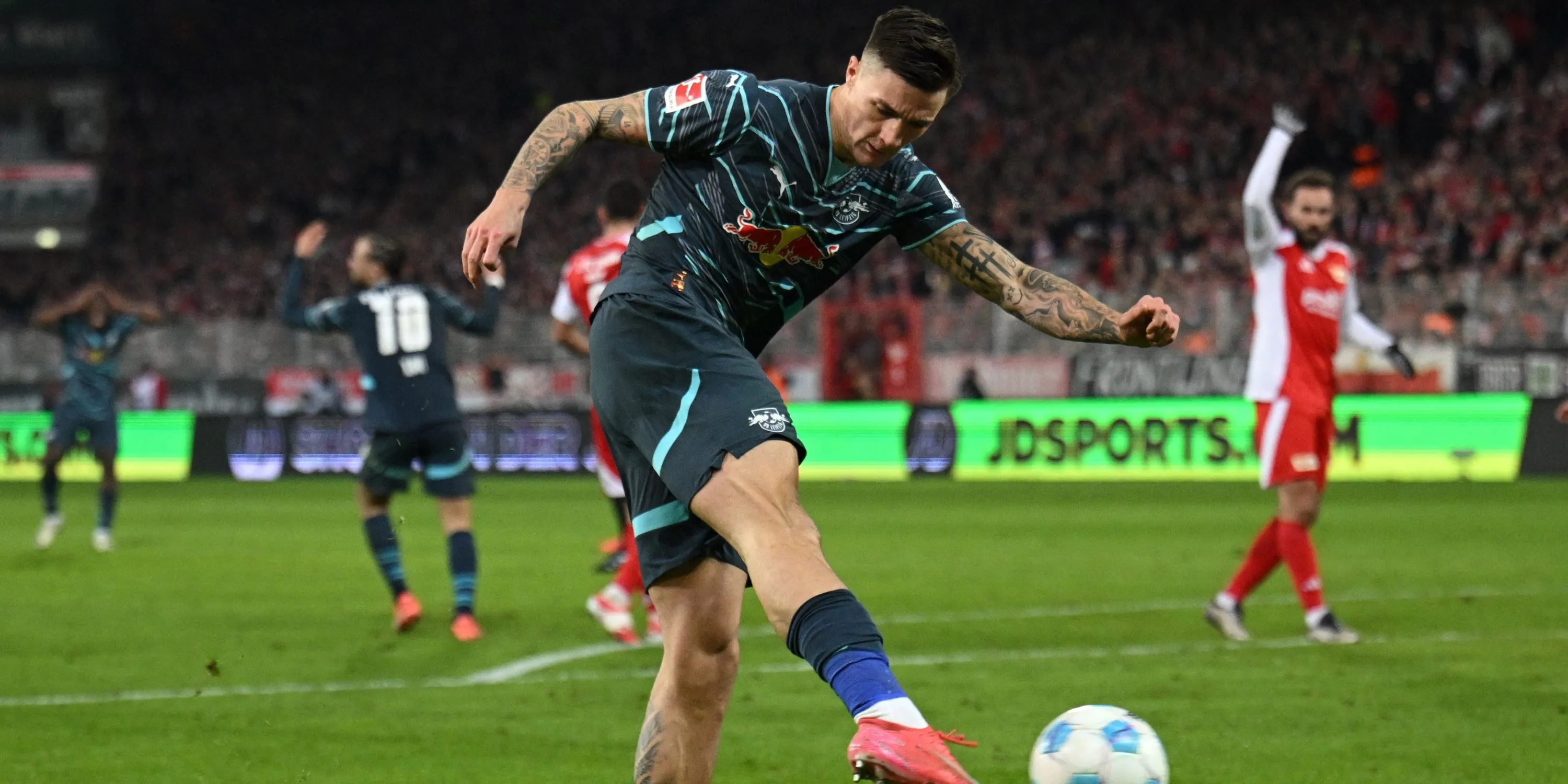 Benjamin Sesko tung cú sút uy lực về phía khung thành trong màu áo RB Leipzig