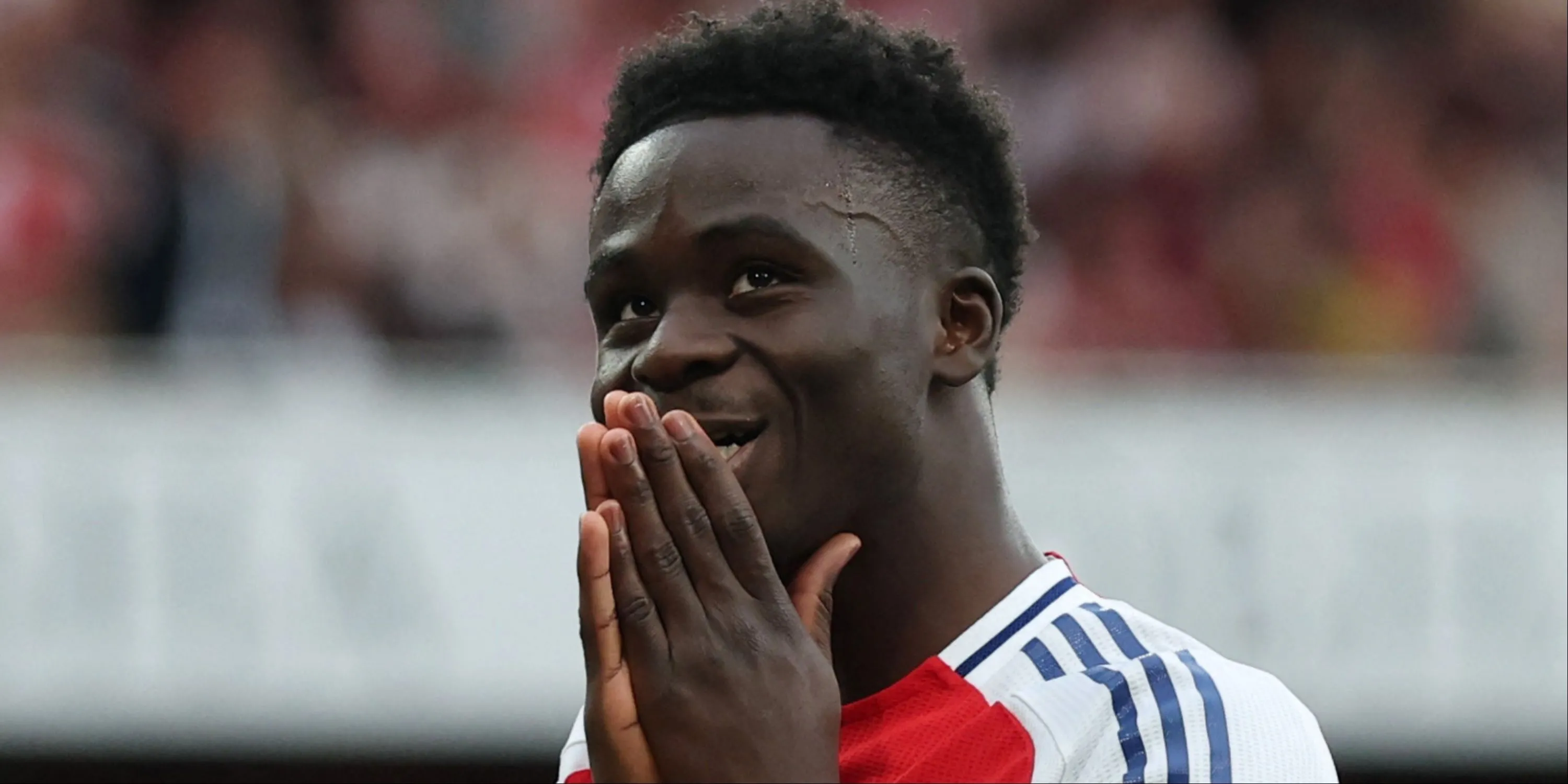 Bukayo Saka thi đấu cho Arsenal với vẻ mặt tập trung trên sân cỏ
