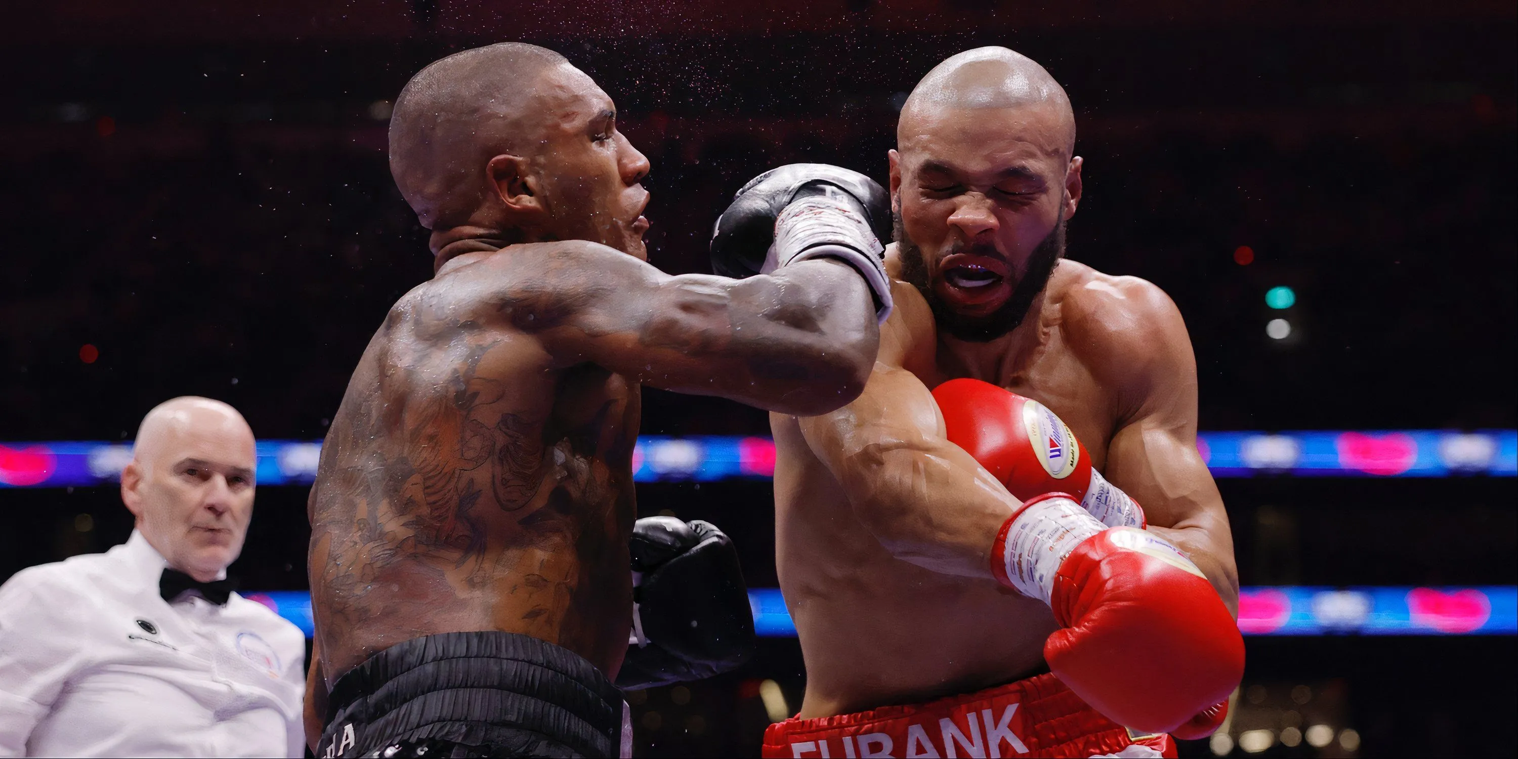 Chris Eubank Jr tung cú đấm về phía Conor Benn trong trận đấu
