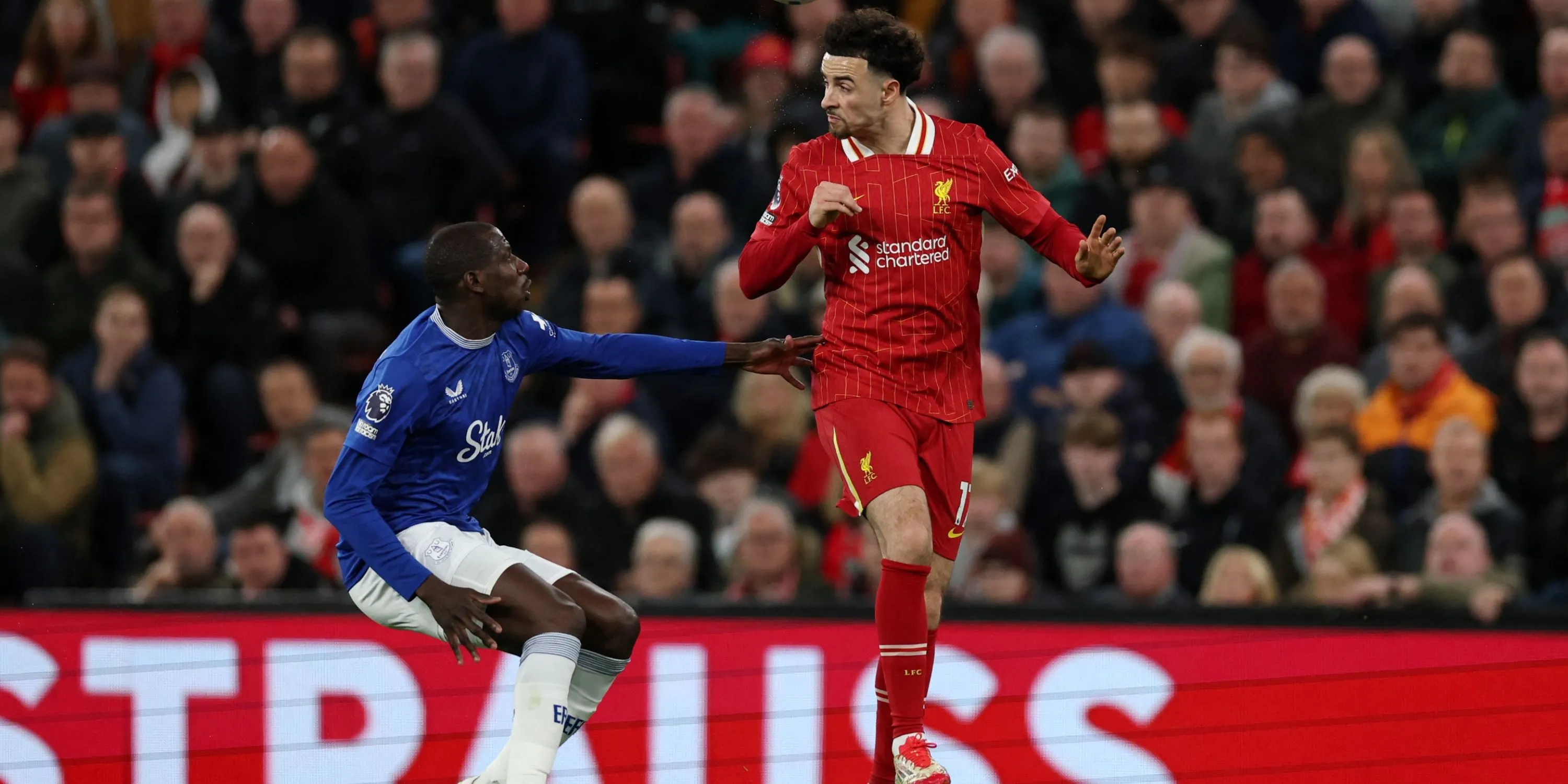 Curtis Jones đi bóng tự tin trong màu áo Liverpool