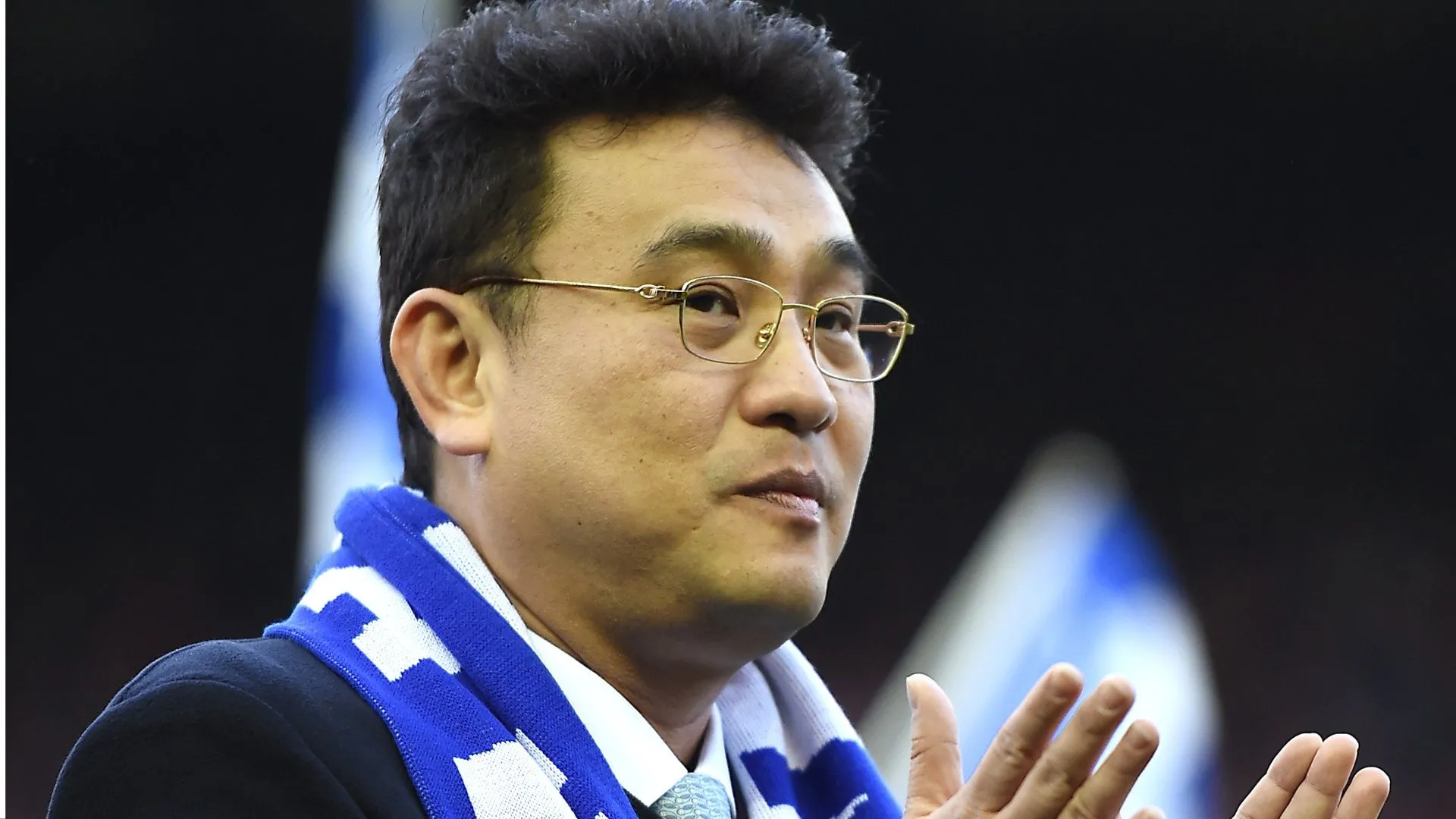 Dejphon Chansiri và con trai Att tại sân Hillsborough, thể hiện tham vọng đưa Sheffield Wednesday lên Premier League