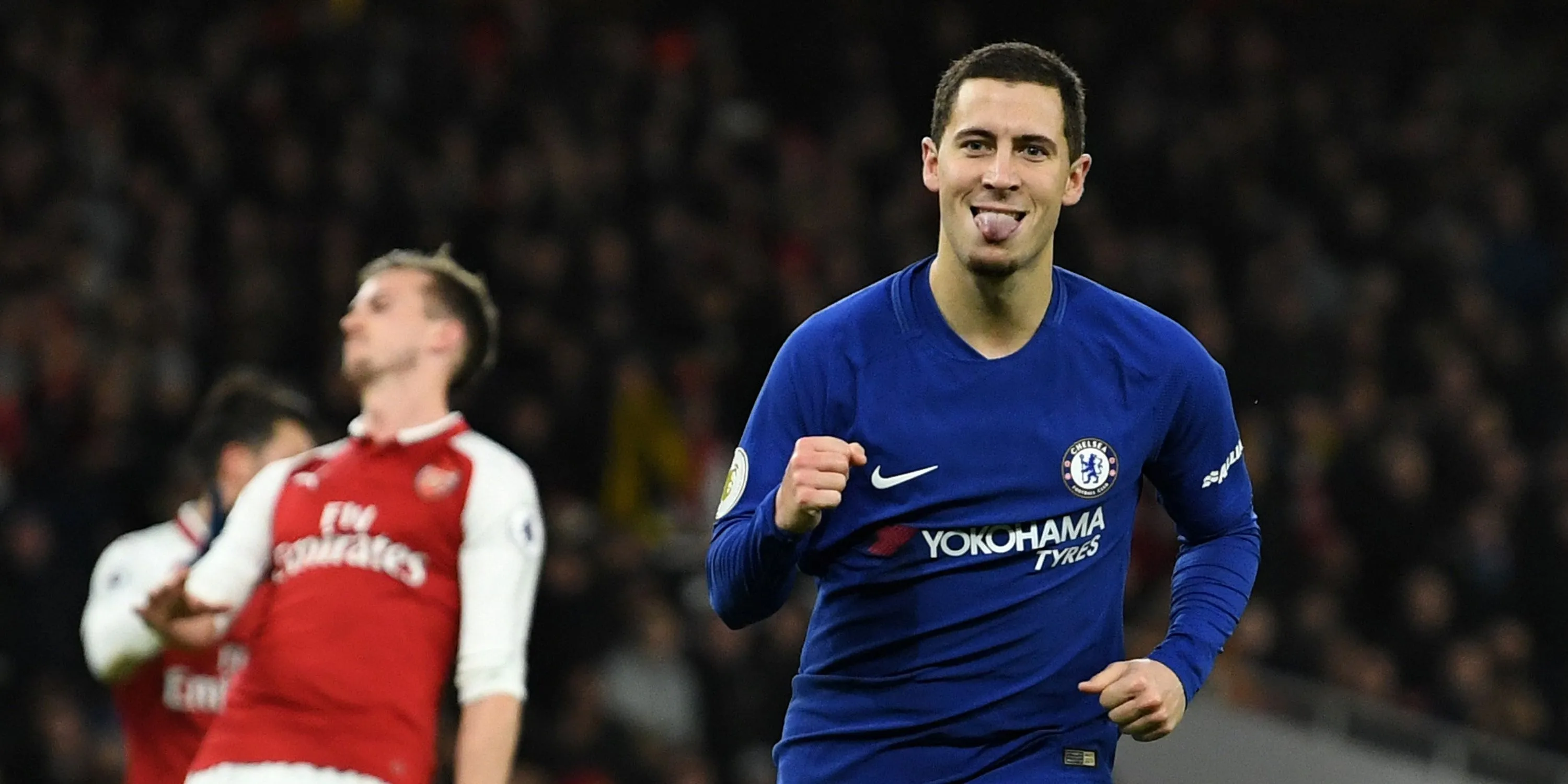Eden Hazard đi bóng kỹ thuật trong trận đấu giữa Chelsea và Arsenal