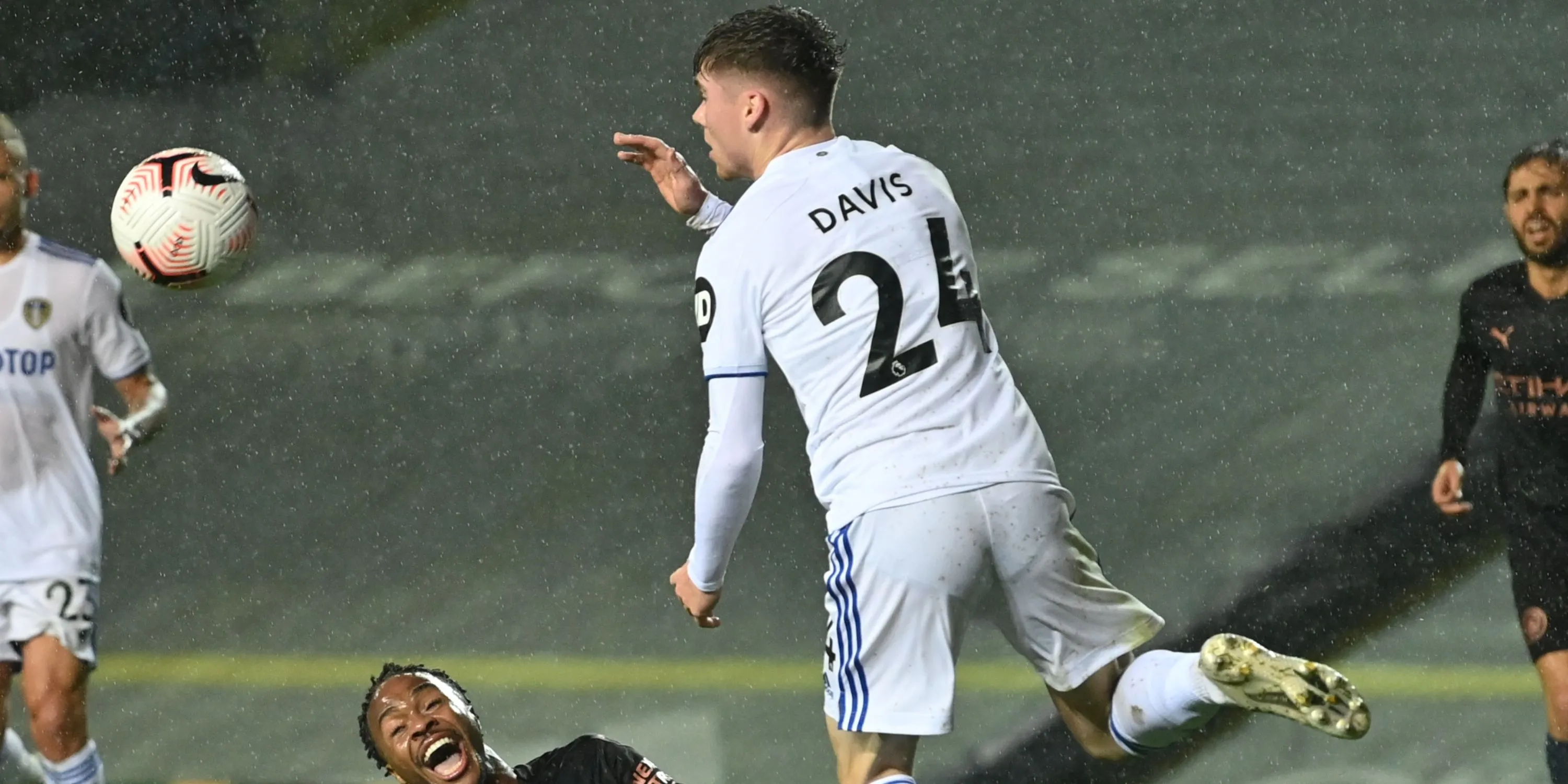 Hậu vệ Leif Davis thời còn khoác áo Leeds United