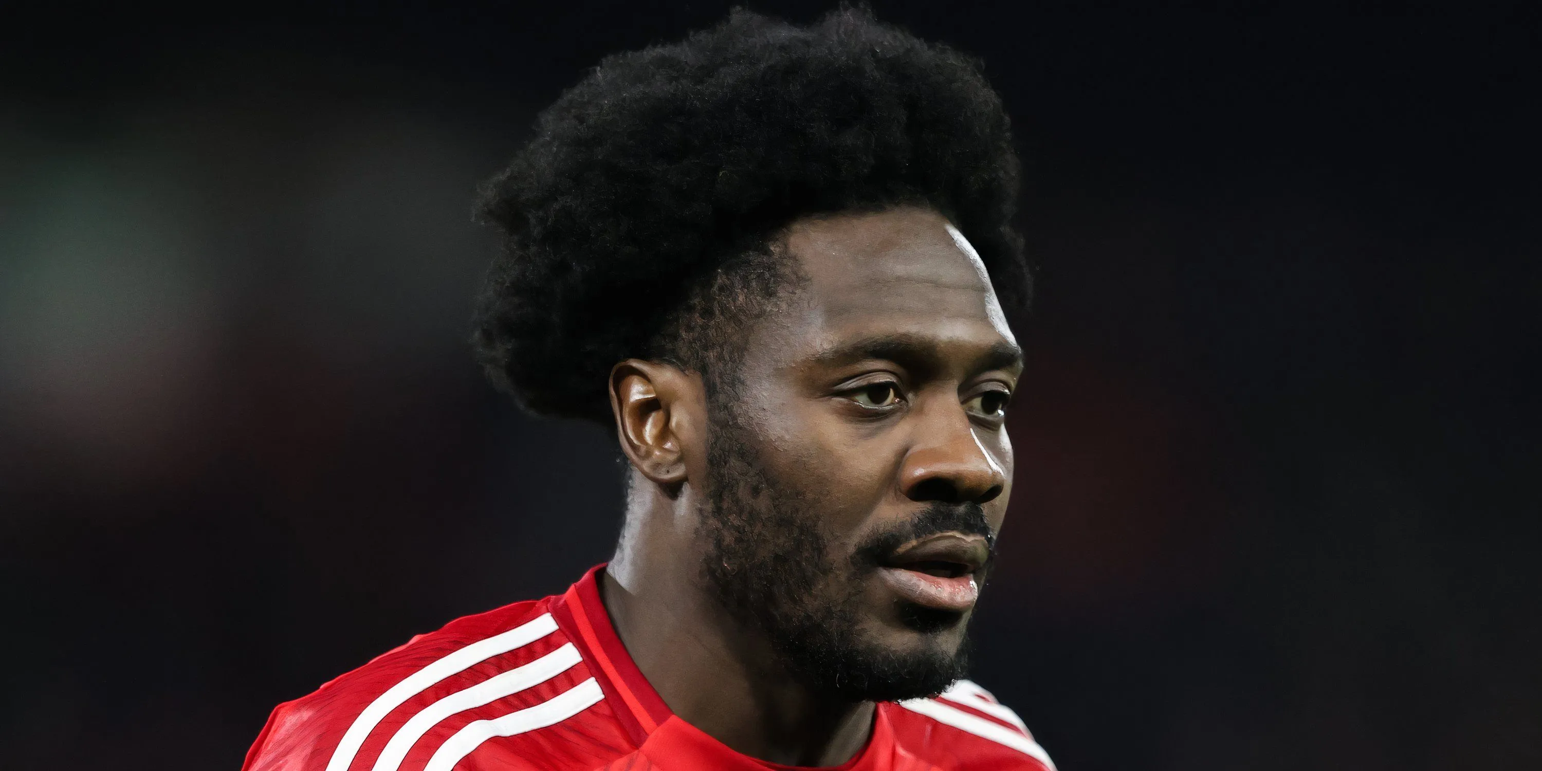 Hậu vệ Ola Aina của Nottingham Forest đang thi đấu quyết liệt
