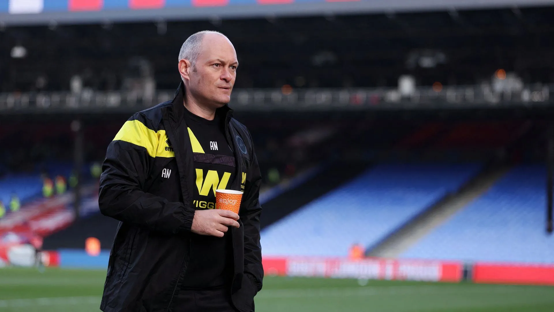 HLV Alex Neil chỉ đạo cầu thủ Millwall trong trận đấu, thể hiện sự tập trung chiến thuật.