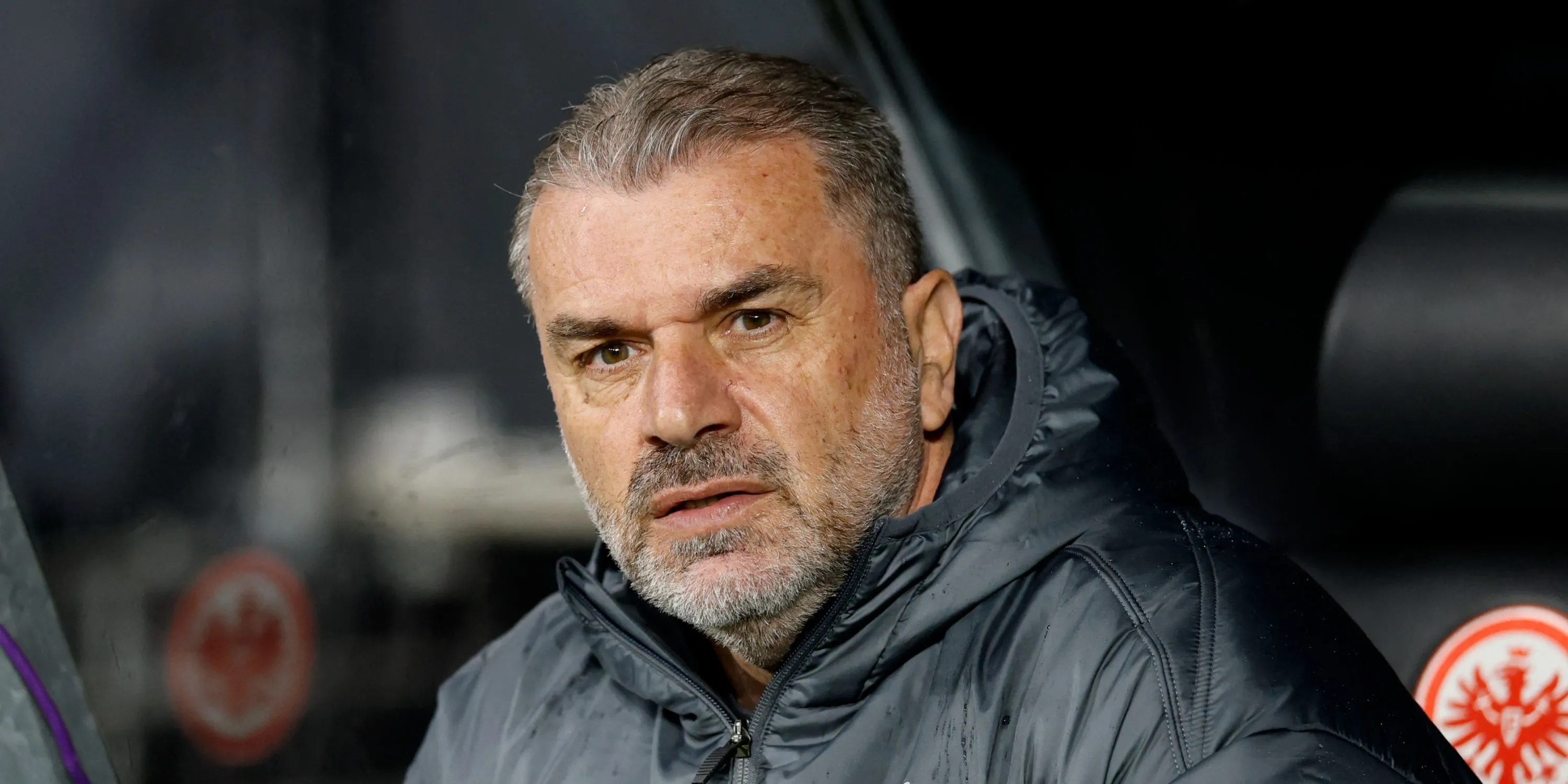 HLV Ange Postecoglou chỉ đạo các cầu thủ Tottenham từ đường biên