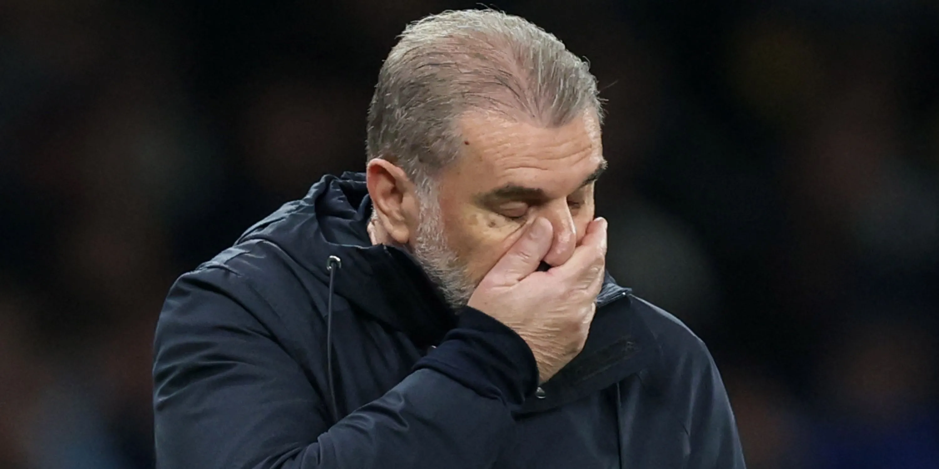HLV Ange Postecoglou của Tottenham suy tư bên đường biên trong trận đấu Premier League