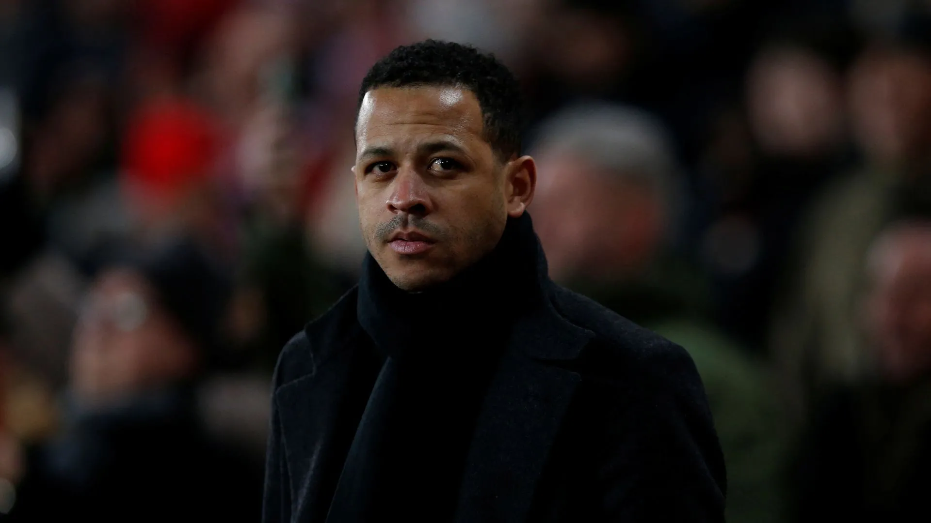 HLV Liam Rosenior chỉ đạo đội bóng Strasbourg thi đấu tại Ligue 1