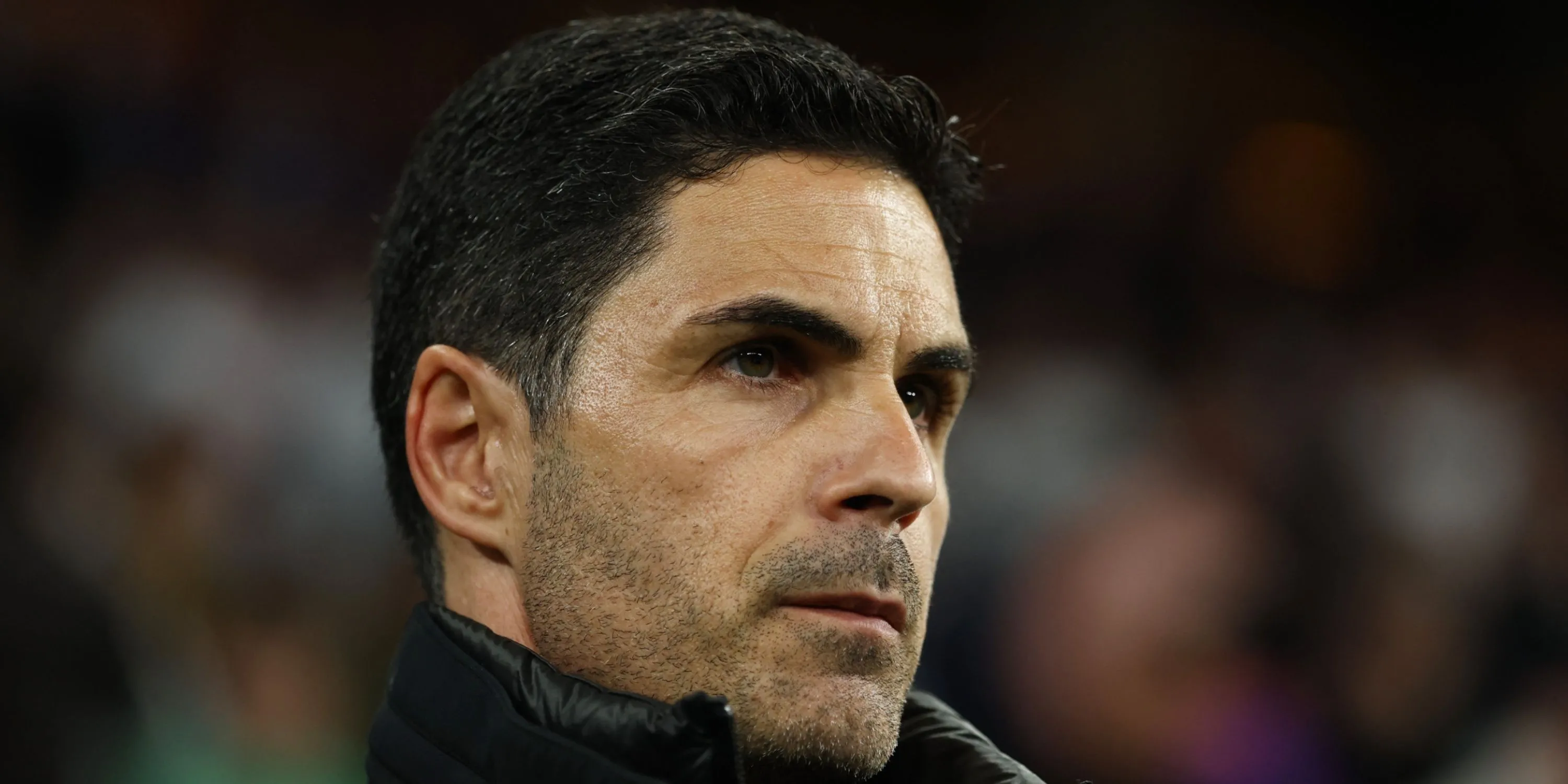 HLV Mikel Arteta chỉ đạo các cầu thủ Arsenal trong một trận đấu Premier League