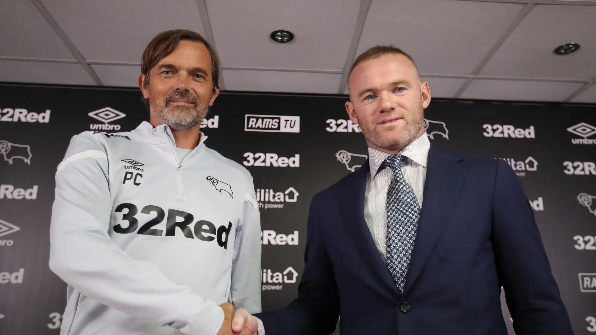 HLV Phillip Cocu và Wayne Rooney trong buổi họp báo ra mắt Derby County