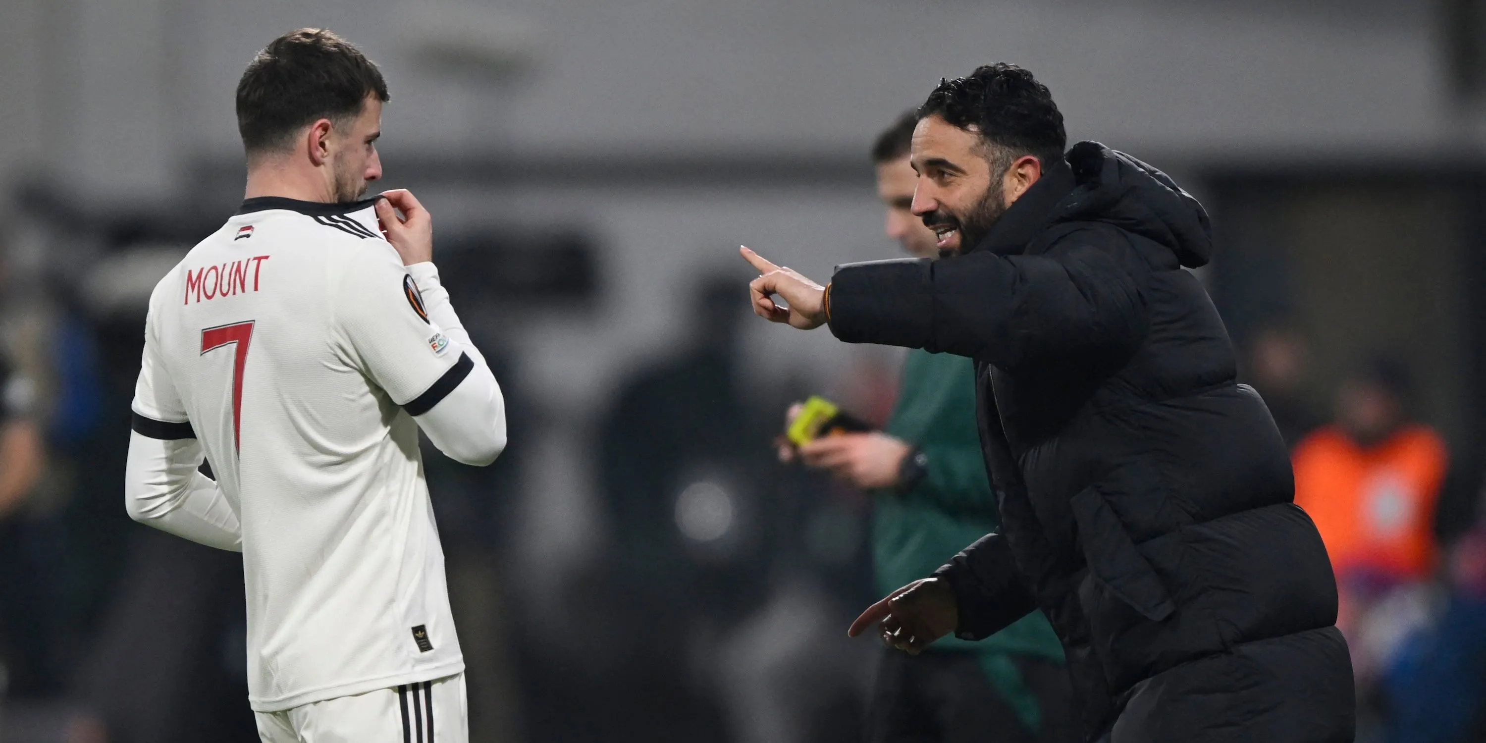 HLV Ruben Amorim trao đổi chiến thuật với Mason Mount của Manchester United