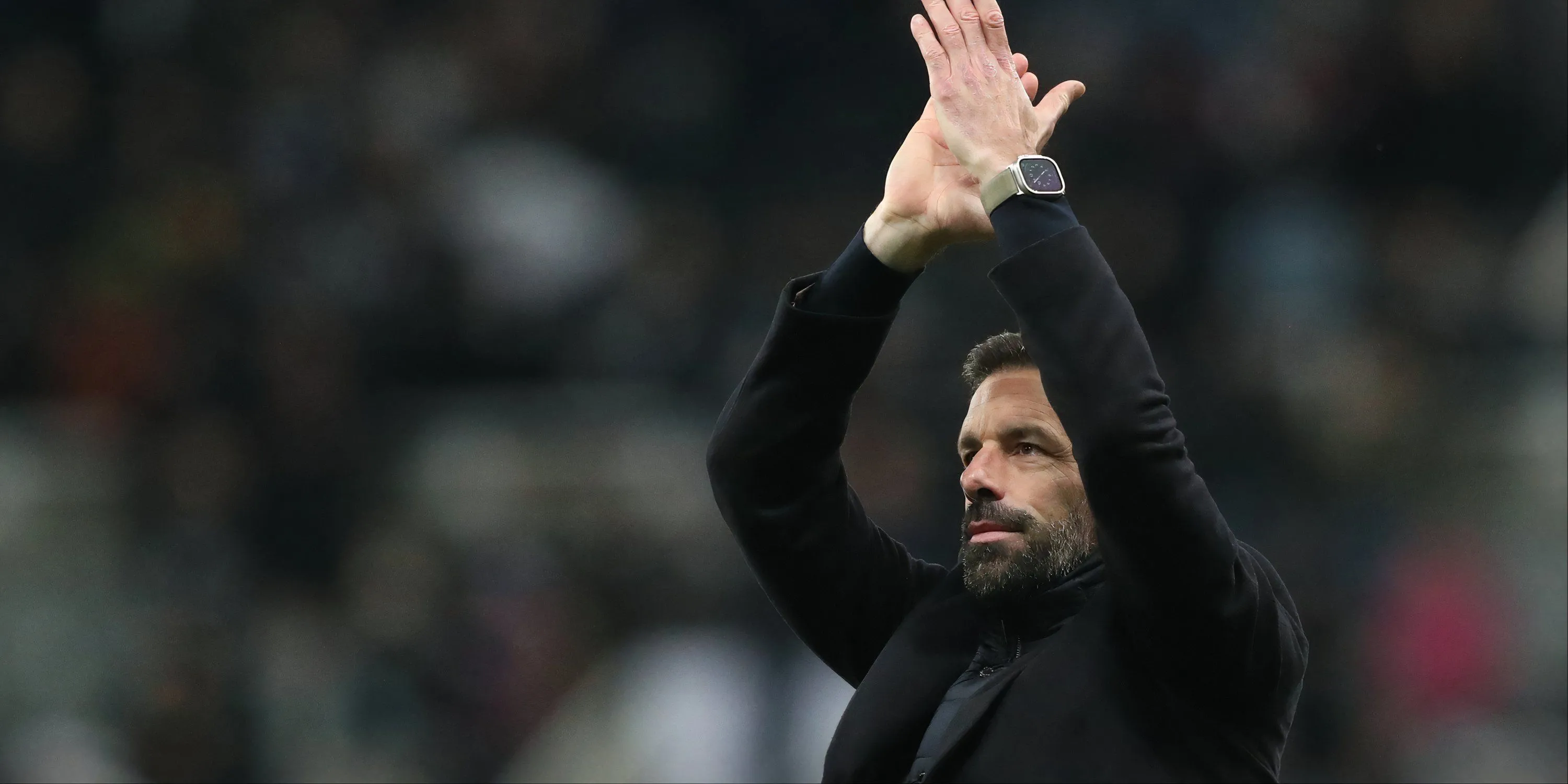 HLV Ruud van Nistelrooy trầm ngâm trên băng ghế chỉ đạo Leicester City