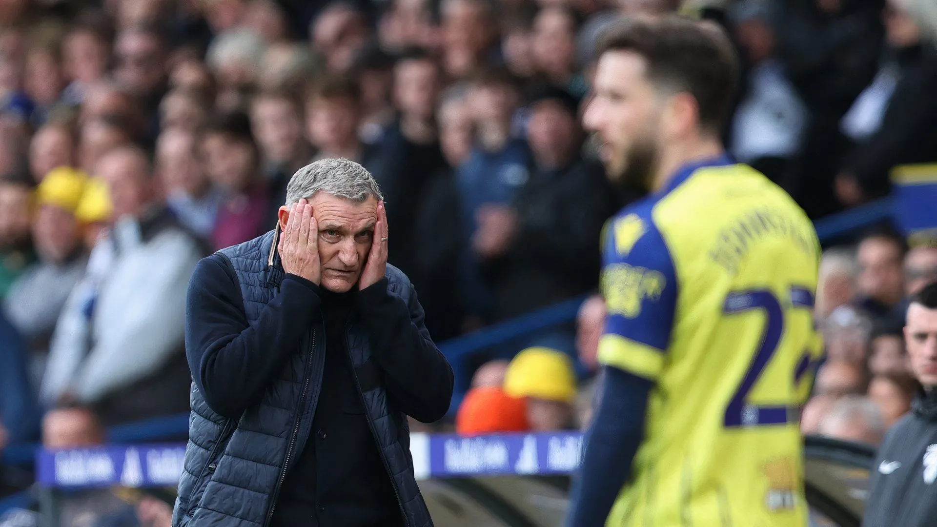 HLV Tony Mowbray tại Elland Road khi dẫn dắt West Brom