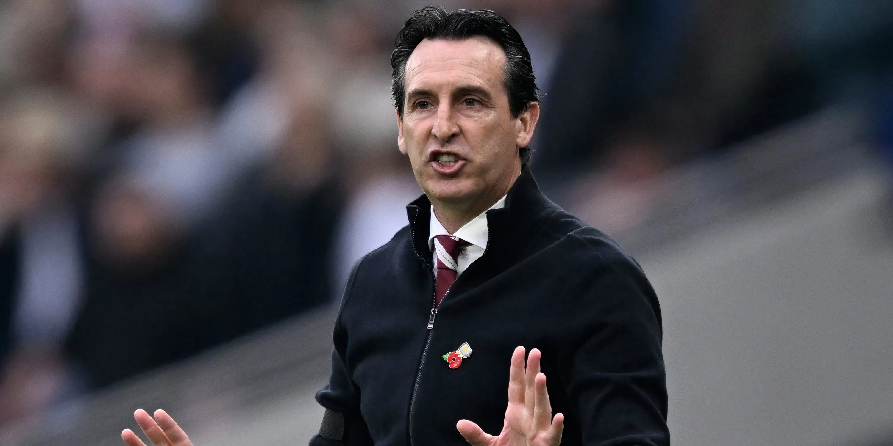 HLV Unai Emery chỉ đạo Aston Villa bên đường biên