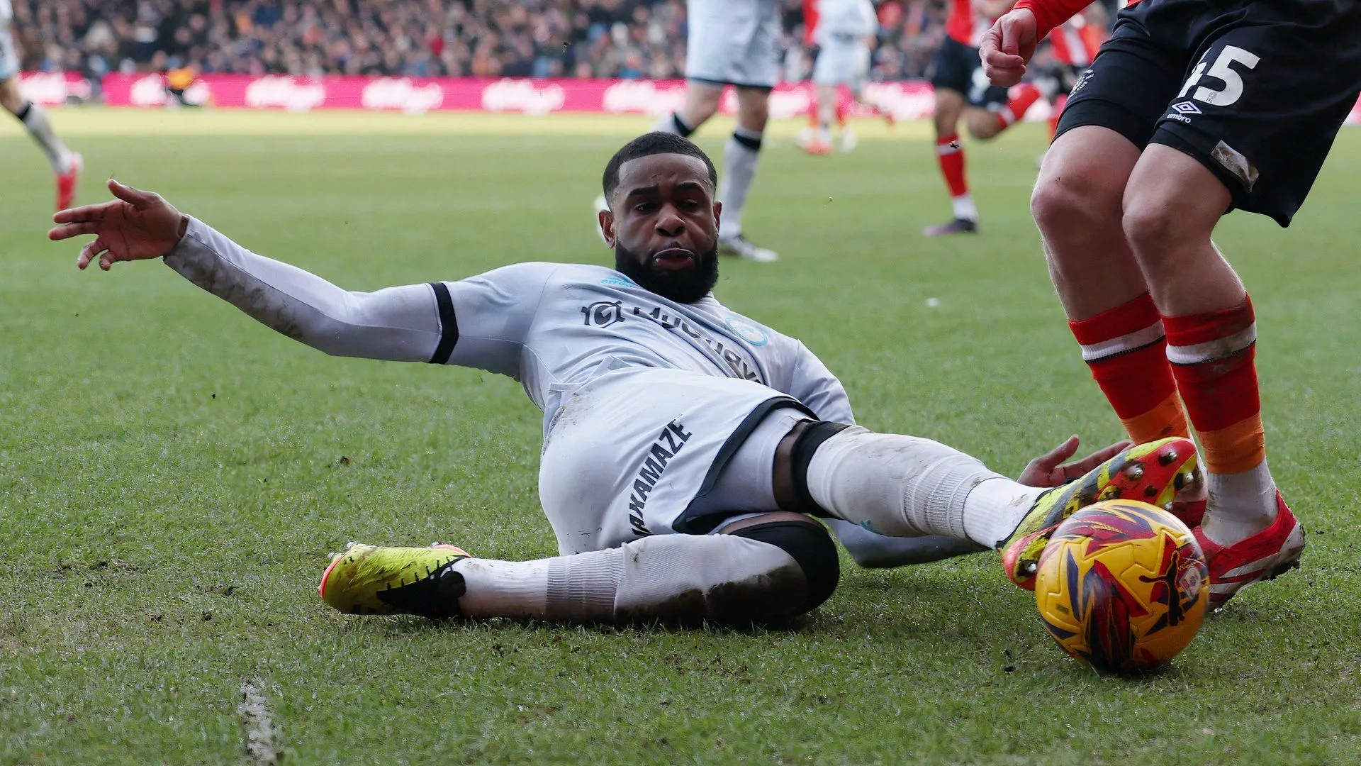 Japhet Tanganga thi đấu chắc chắn trong màu áo Millwall tại Championship.