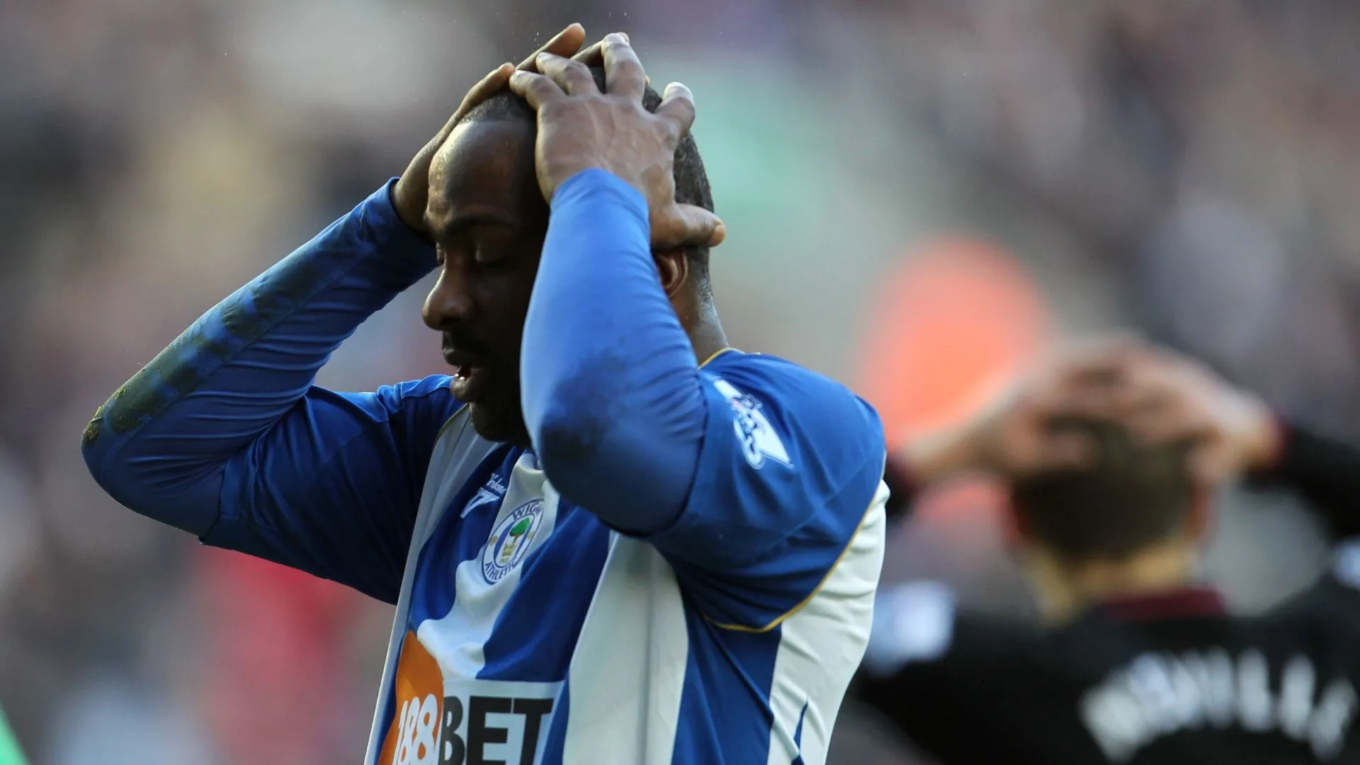 Jason Scotland trong màu áo Wigan Athletic tại Premier League, nơi anh gặp nhiều khó khăn