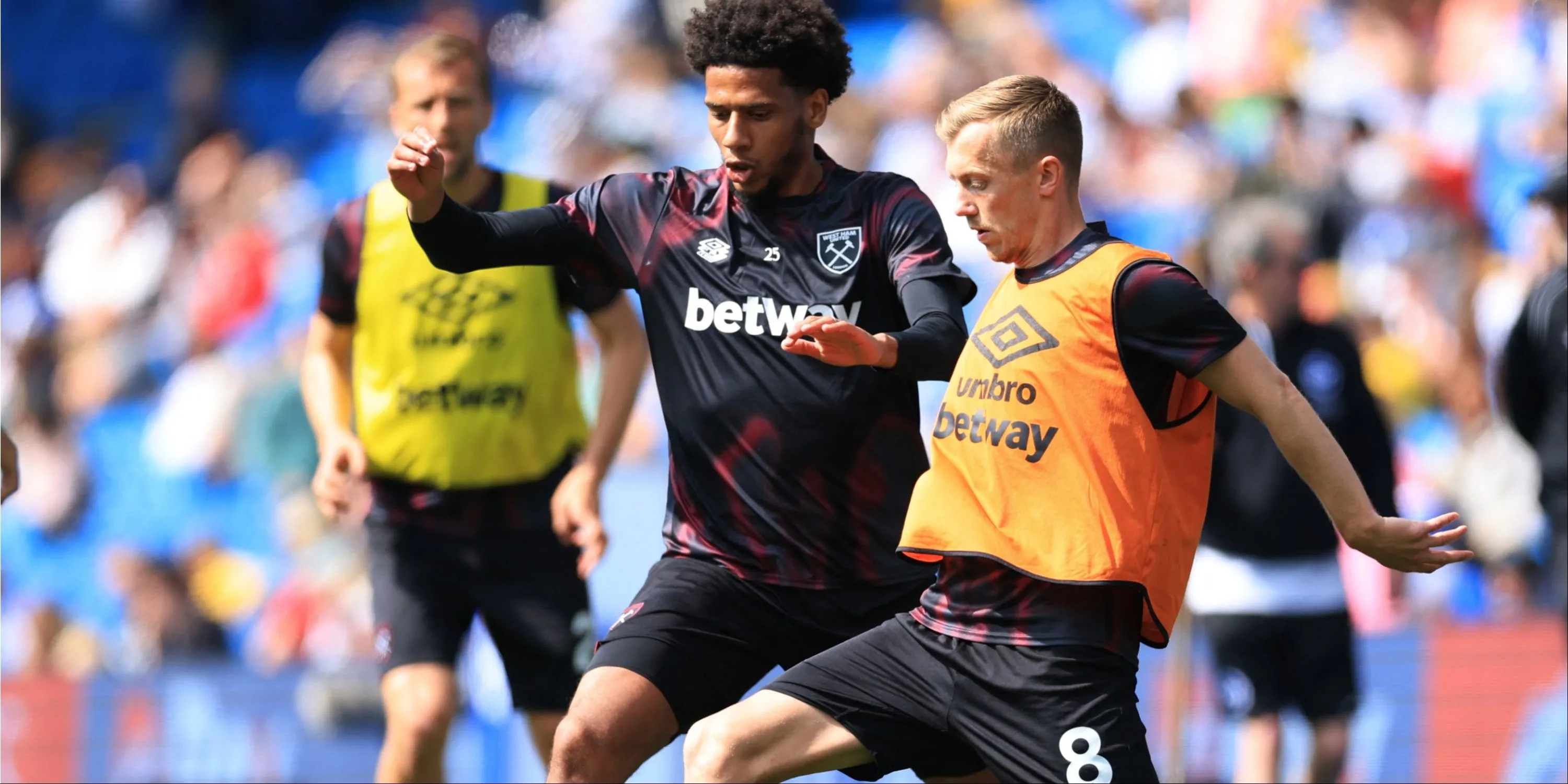 Jean-Claire Todibo trong một pha tranh chấp không thành công ở trận West Ham thua Brighton