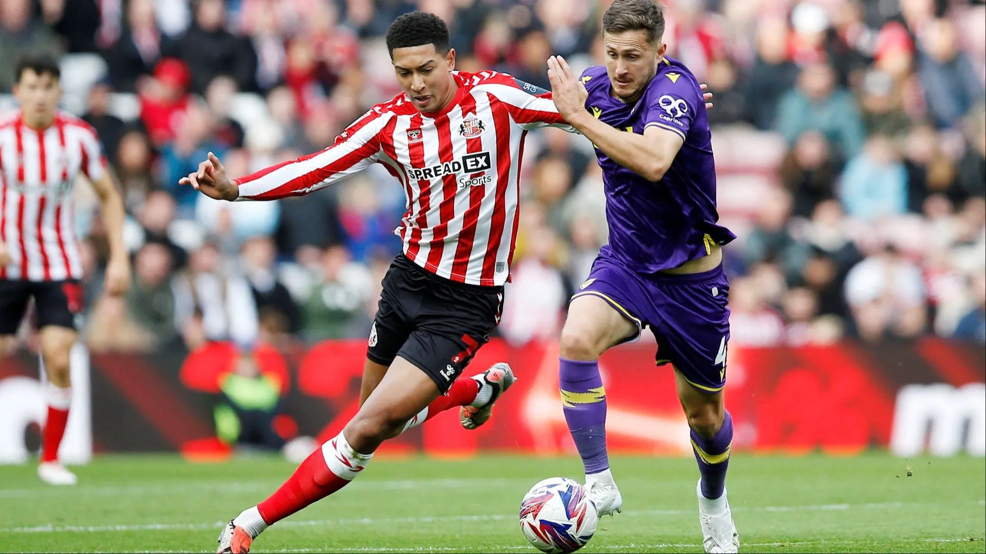 Jobe Bellingham (Sunderland) tranh chấp bóng với cầu thủ Oxford United tại Championship