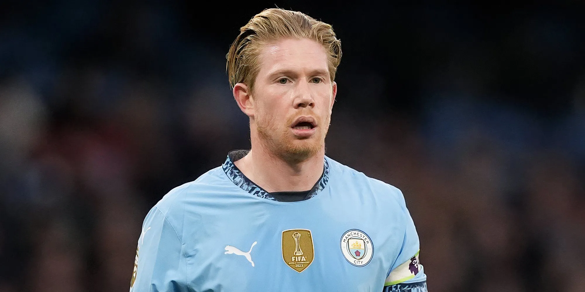 Kevin De Bruyne chỉ tay ăn mừng bàn thắng trong màu áo Manchester City