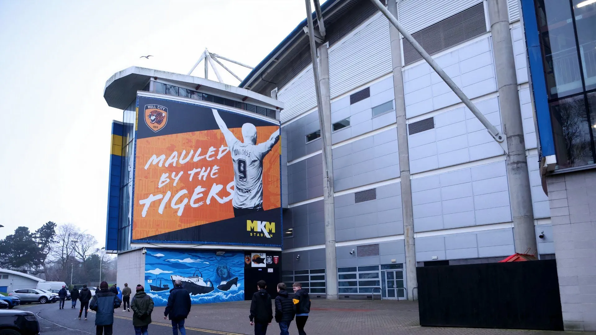 Khán giả trên sân MKM trong trận đấu giữa Hull City và Derby County