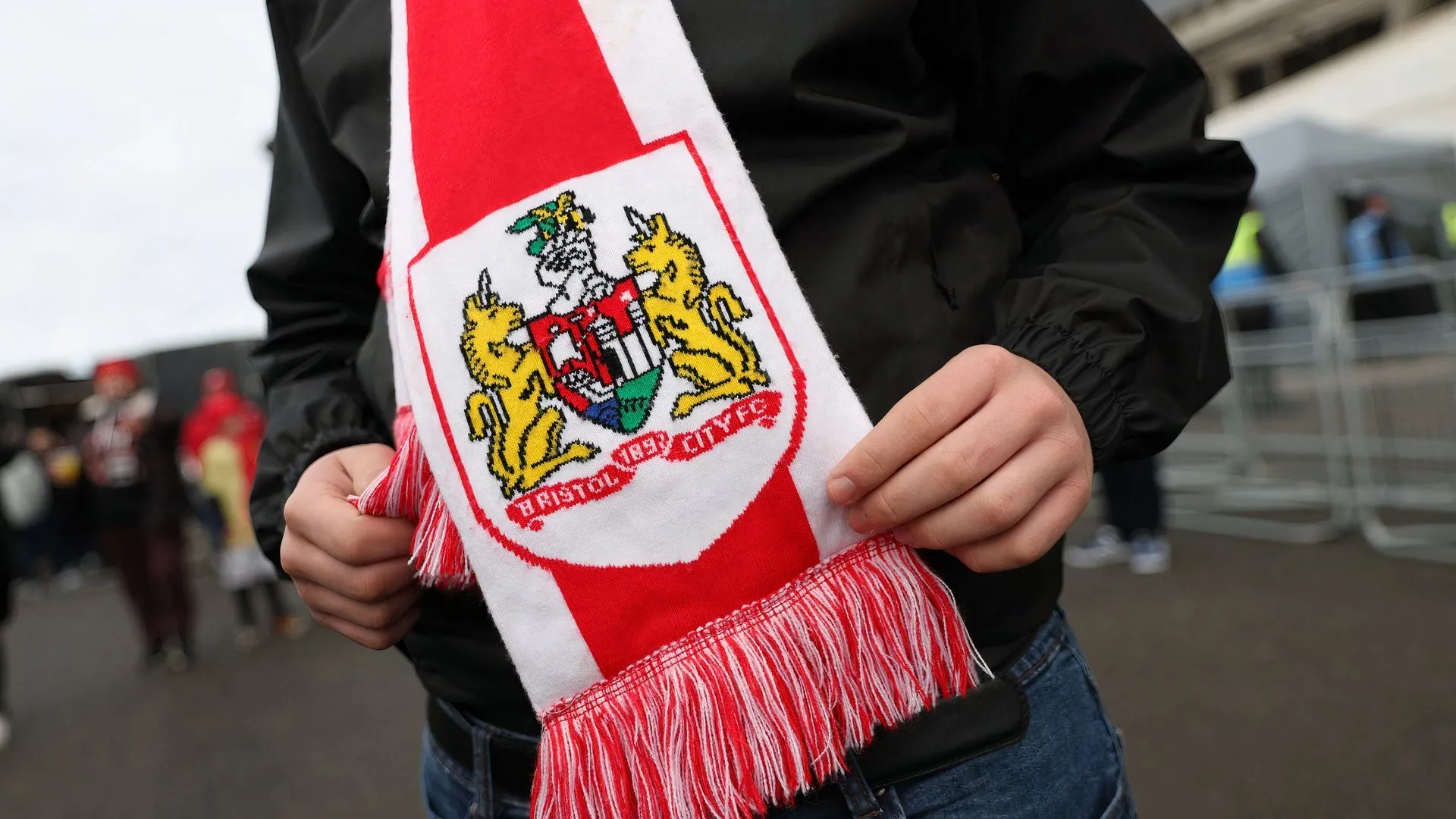 Khăn quàng cổ của CLB Bristol City thể hiện niềm tự hào