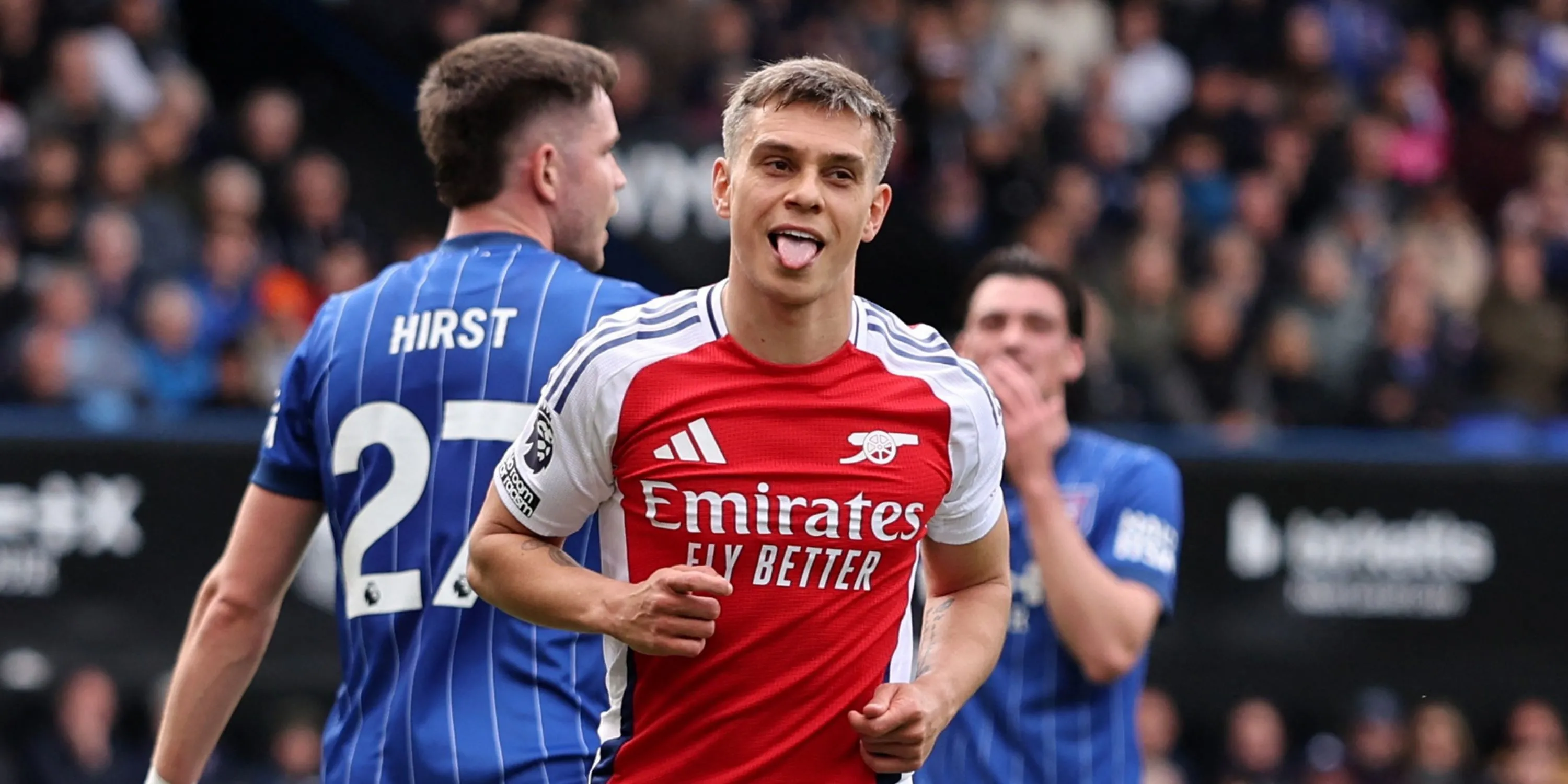 Leandro Trossard ăn mừng bàn thắng trong màu áo Arsenal tại Premier League