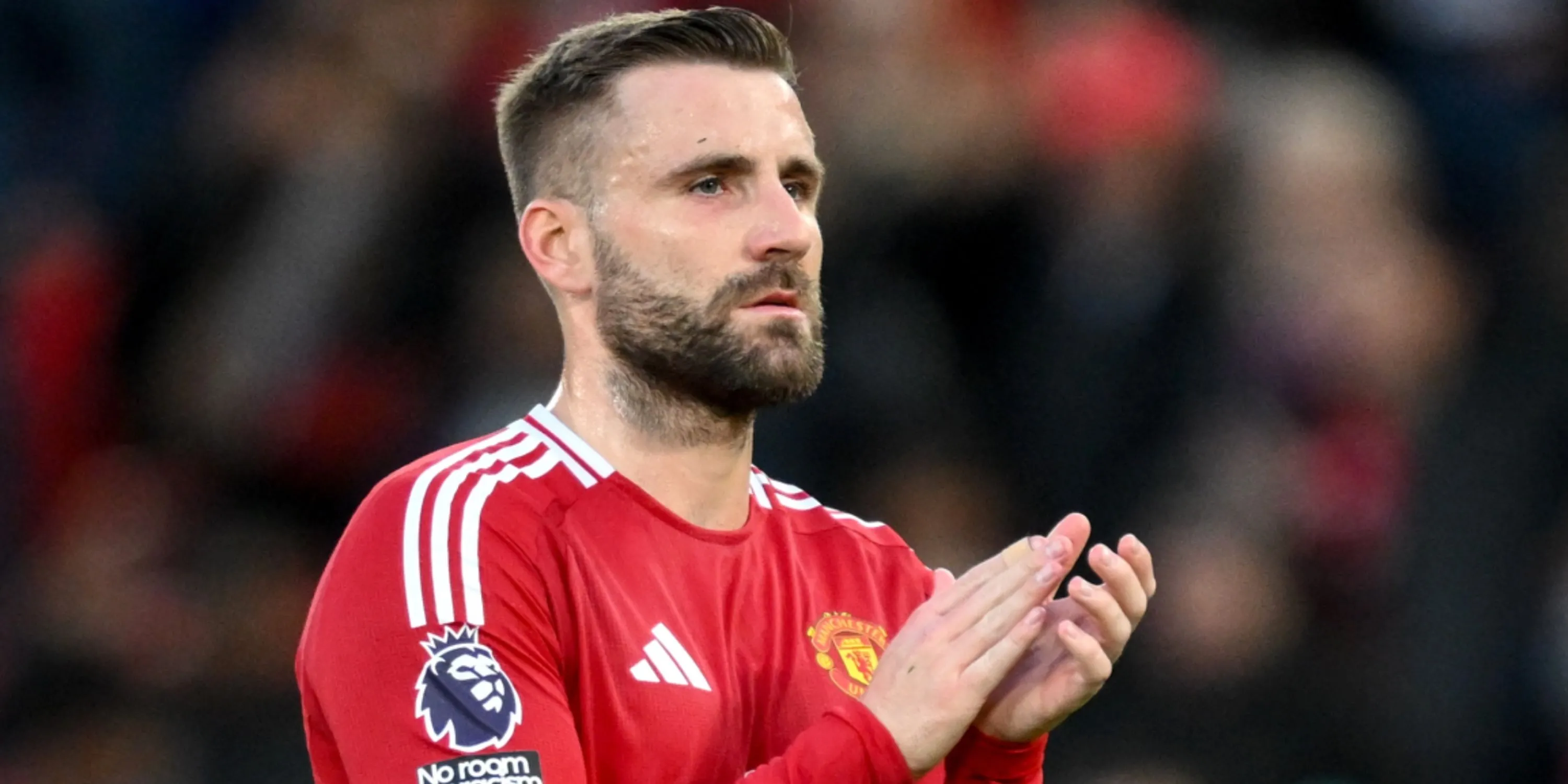 Luke Shaw trong màu áo Manchester United thi đấu trên sân