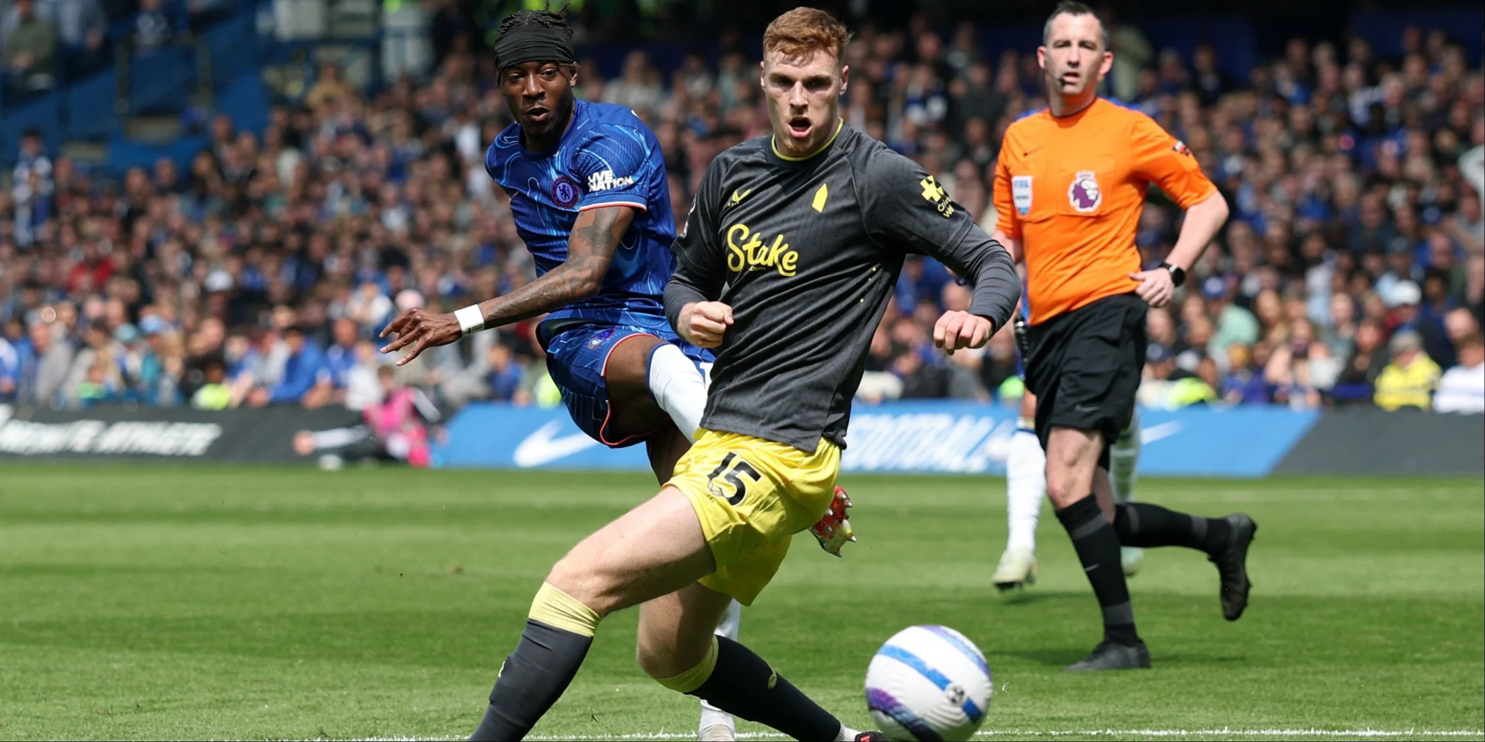 Noni Madueke đi bóng kỹ thuật trong trận đấu với Everton ở Ngoại hạng Anh