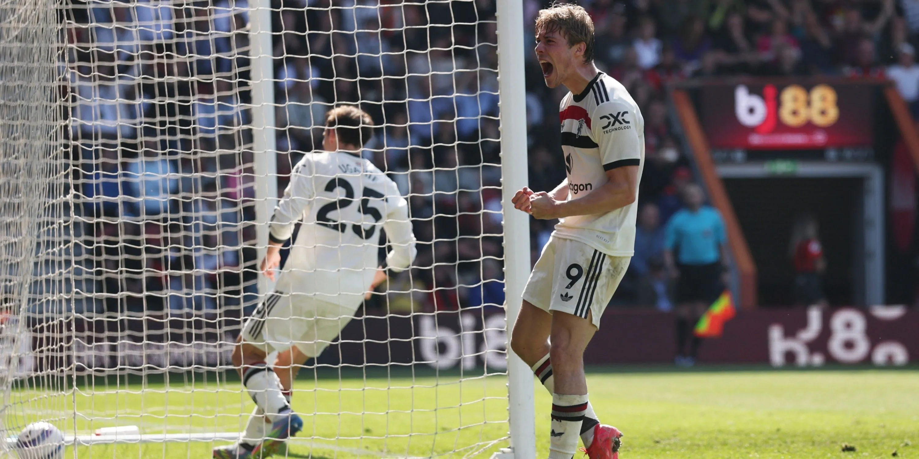 Rasmus Hojlund ăn mừng bàn thắng gỡ hòa cho Manchester United trước Bournemouth