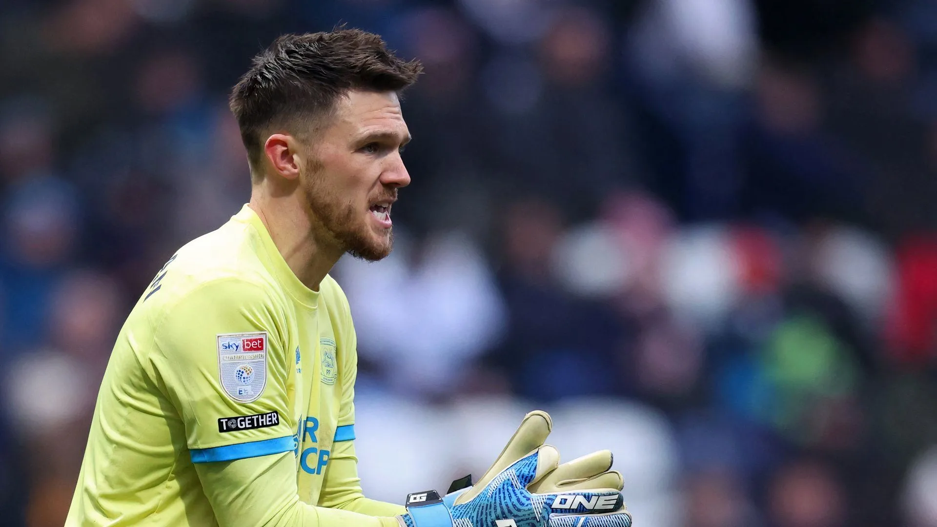 Thủ môn Freddie Woodman trong màu áo Preston North End