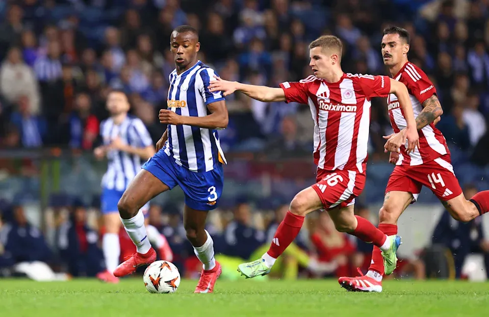 Tiago Djaló trong màu áo Porto đối đầu Olympiakos tại Europa League
