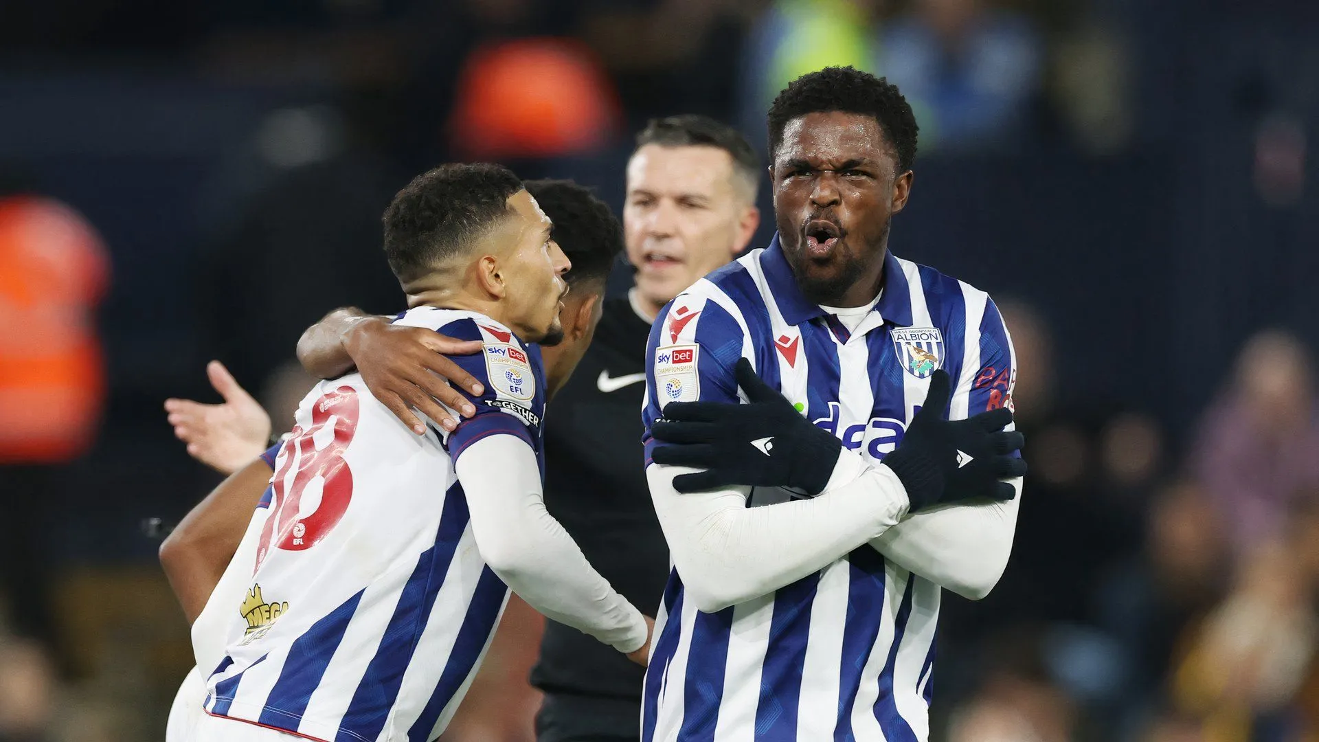 Tiền đạo Josh Maja trong một pha bóng cho West Brom