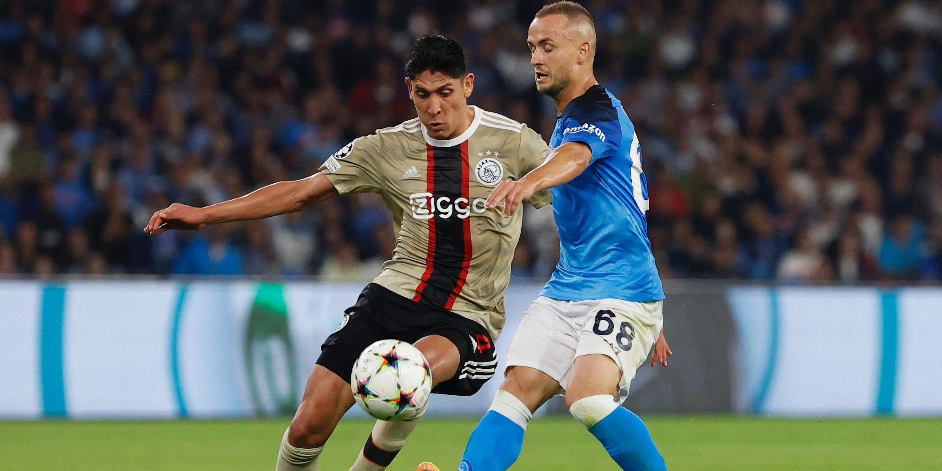 Tiền vệ Napoli Stanislav Lobotka tranh chấp bóng trong trận đấu, mục tiêu tiềm năng của Man Utd