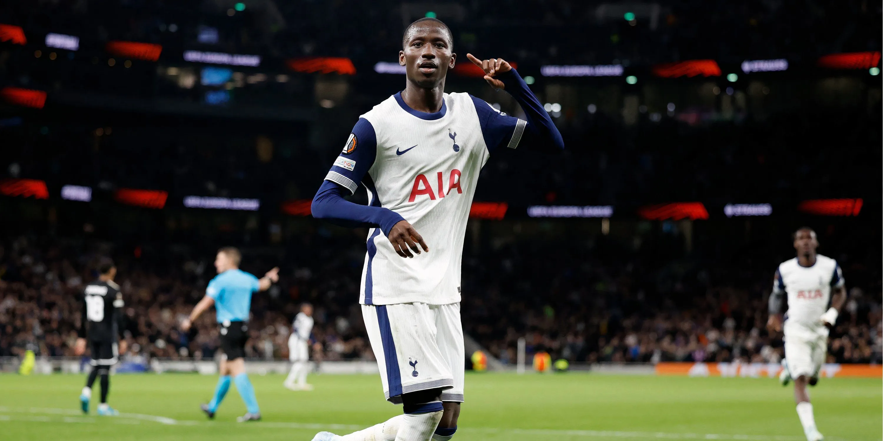 Tiền vệ Pape Matar Sarr ăn mừng bàn thắng cho Tottenham Hotspur