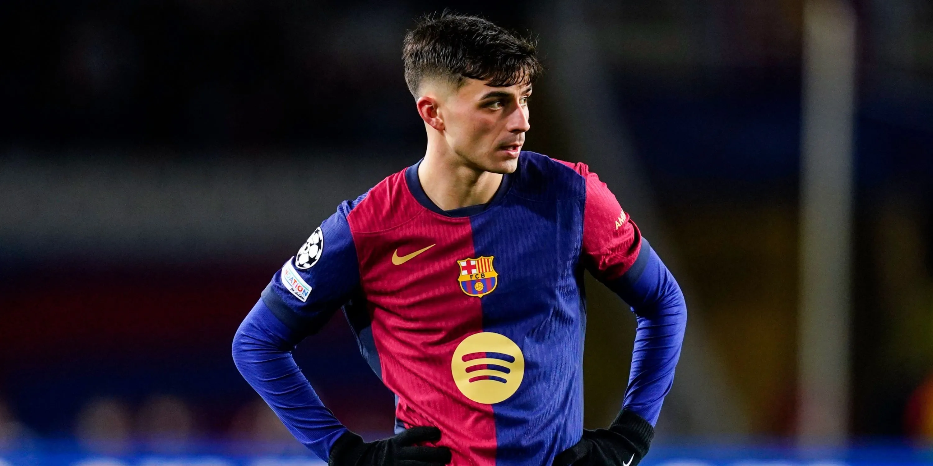 Tiền vệ Pedri của Barcelona kiểm soát bóng trong trận đấu
