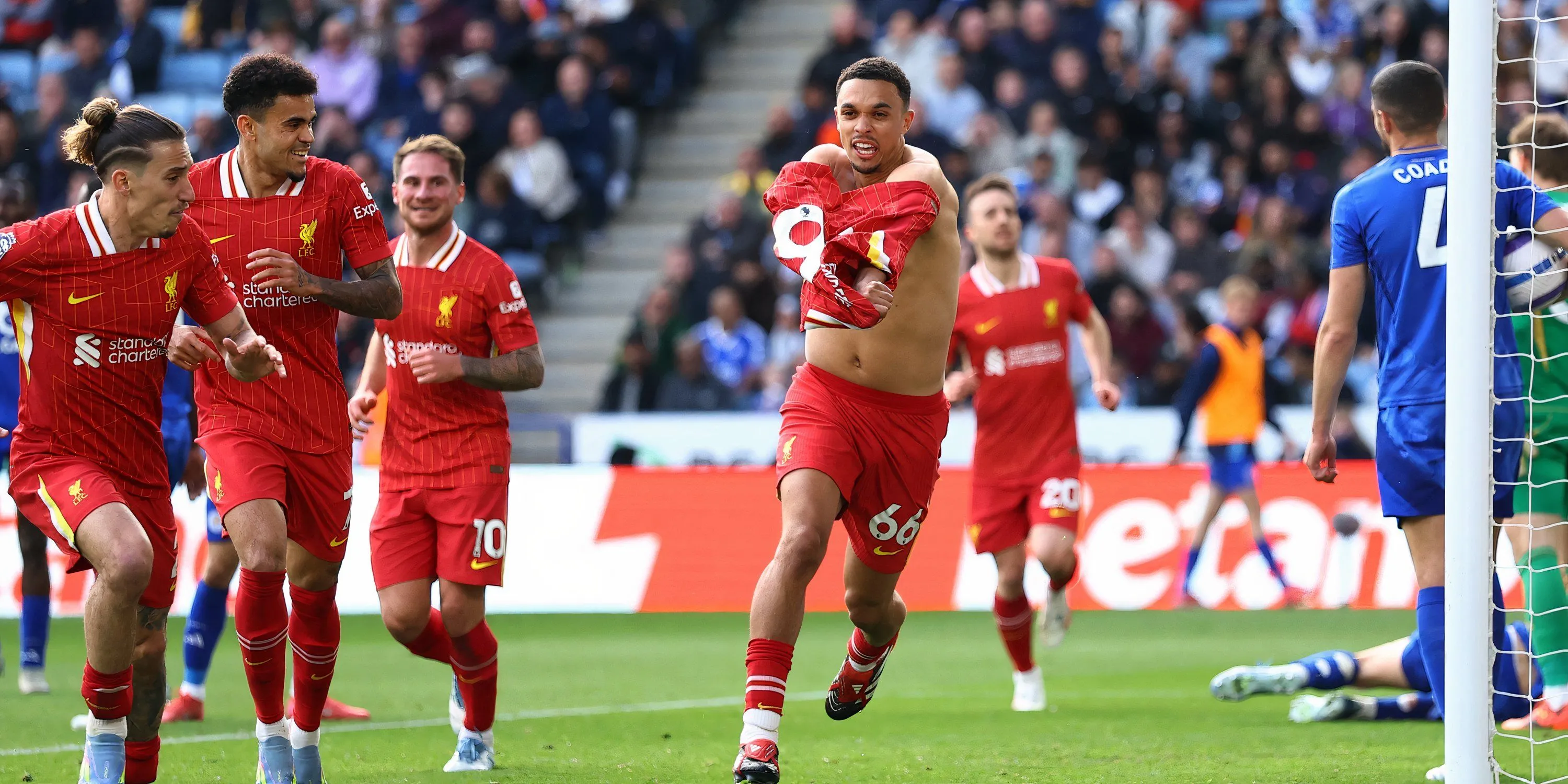 Trent Alexander-Arnold ăn mừng bàn thắng cho Liverpool