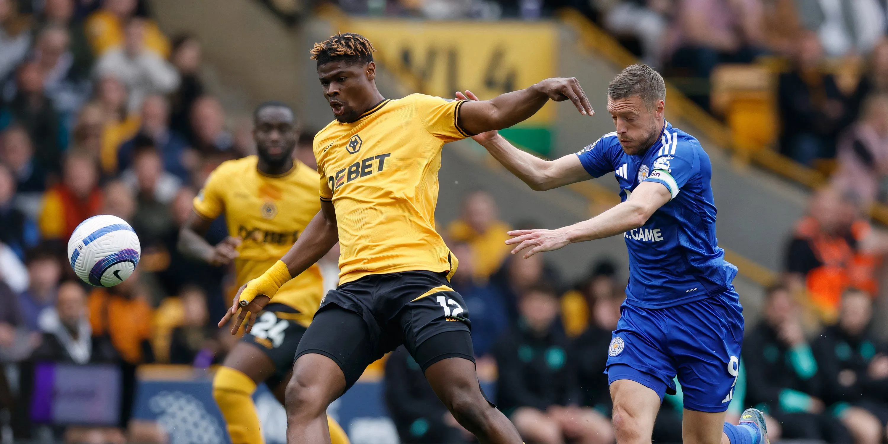Trung vệ Emmanuel Agbadou trong màu áo Wolves