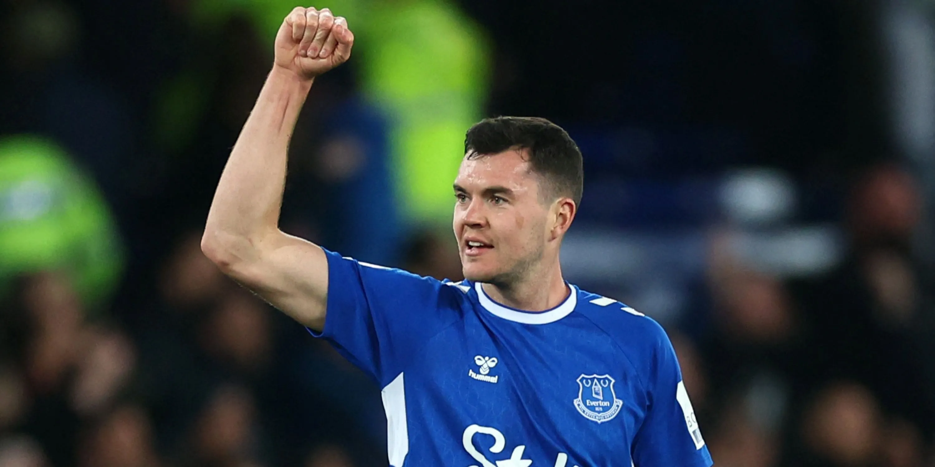 Trung vệ Michael Keane trên băng ghế dự bị của Everton
