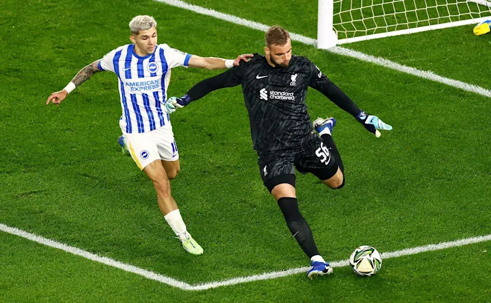 Vitezslav Jaros thể hiện sự tập trung trong một buổi tập của Liverpool