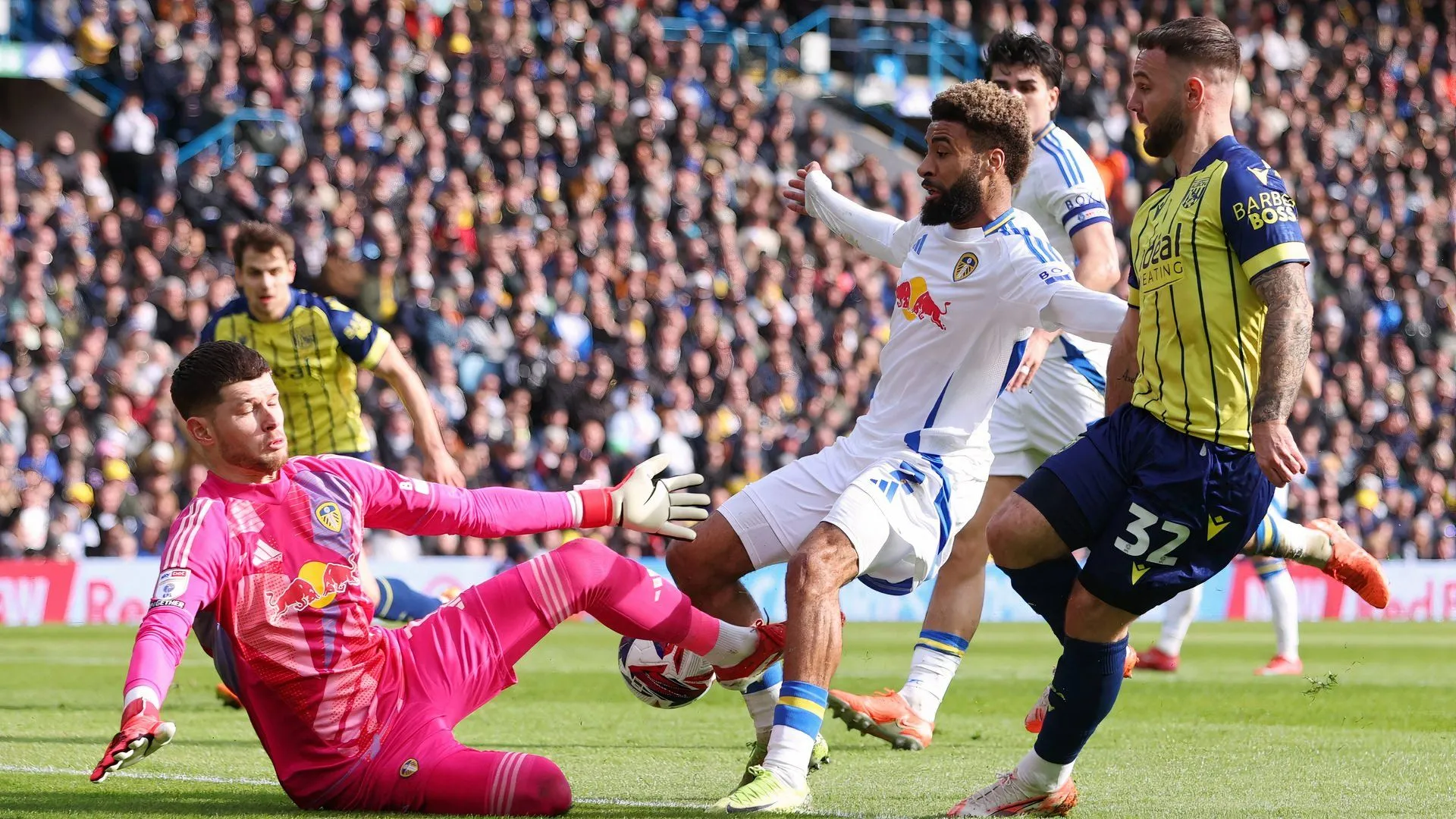 Adam Armstrong trong màu áo West Brom đối đầu Leeds United tại Championship