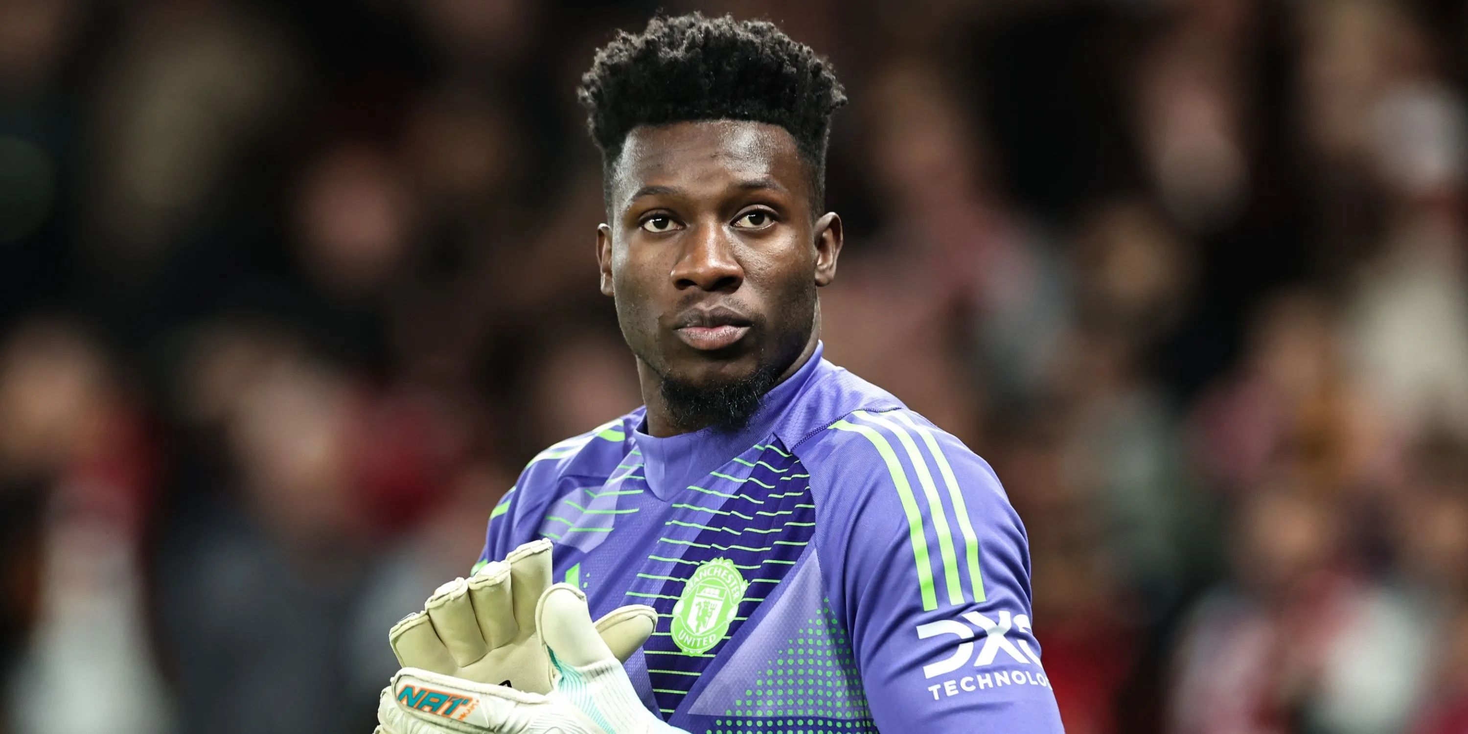 Andre Onana trong màu áo Manchester United chuẩn bị bắt bóng