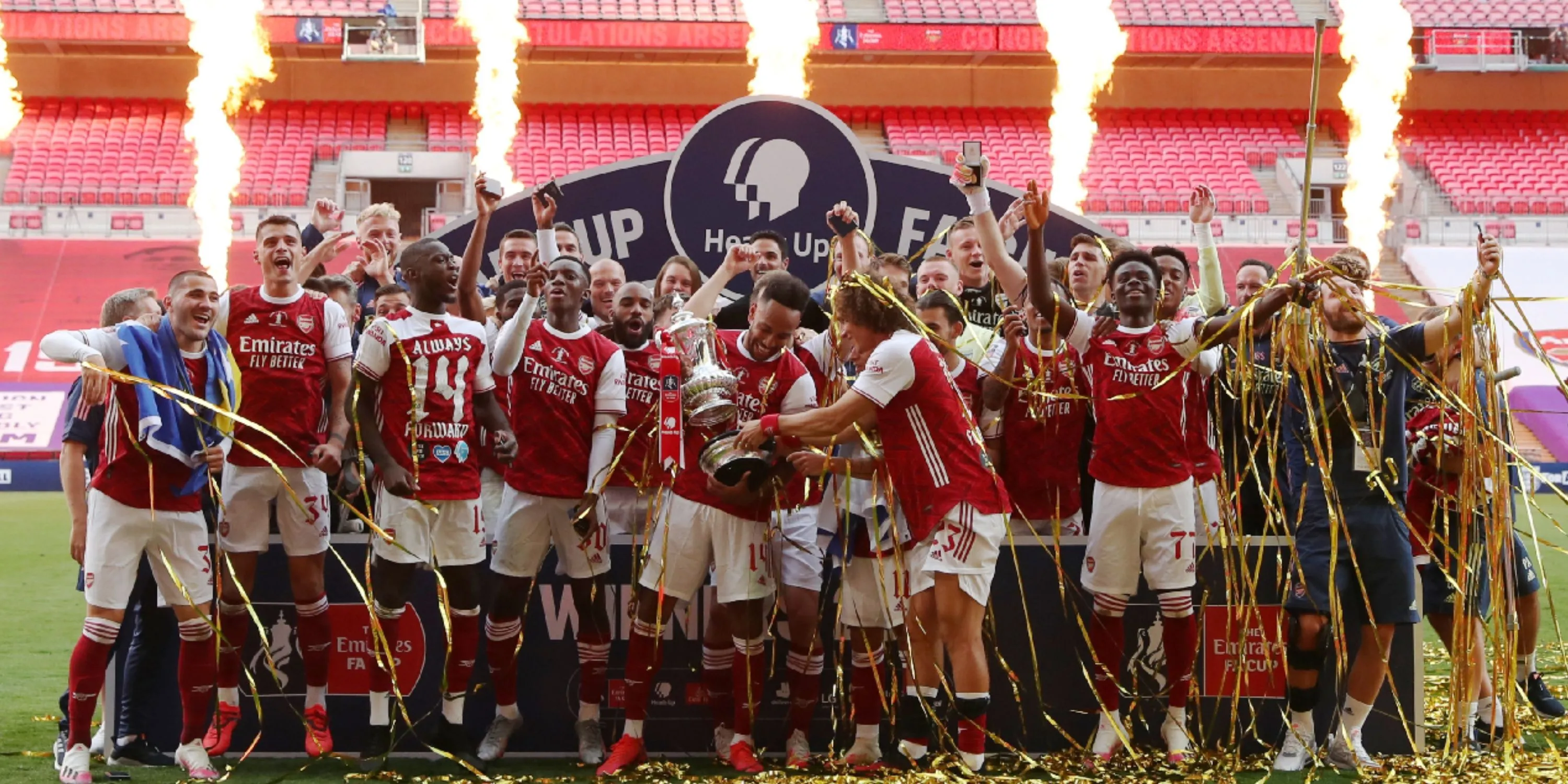 Các cầu thủ Arsenal ăn mừng chức vô địch Cúp FA 2020
