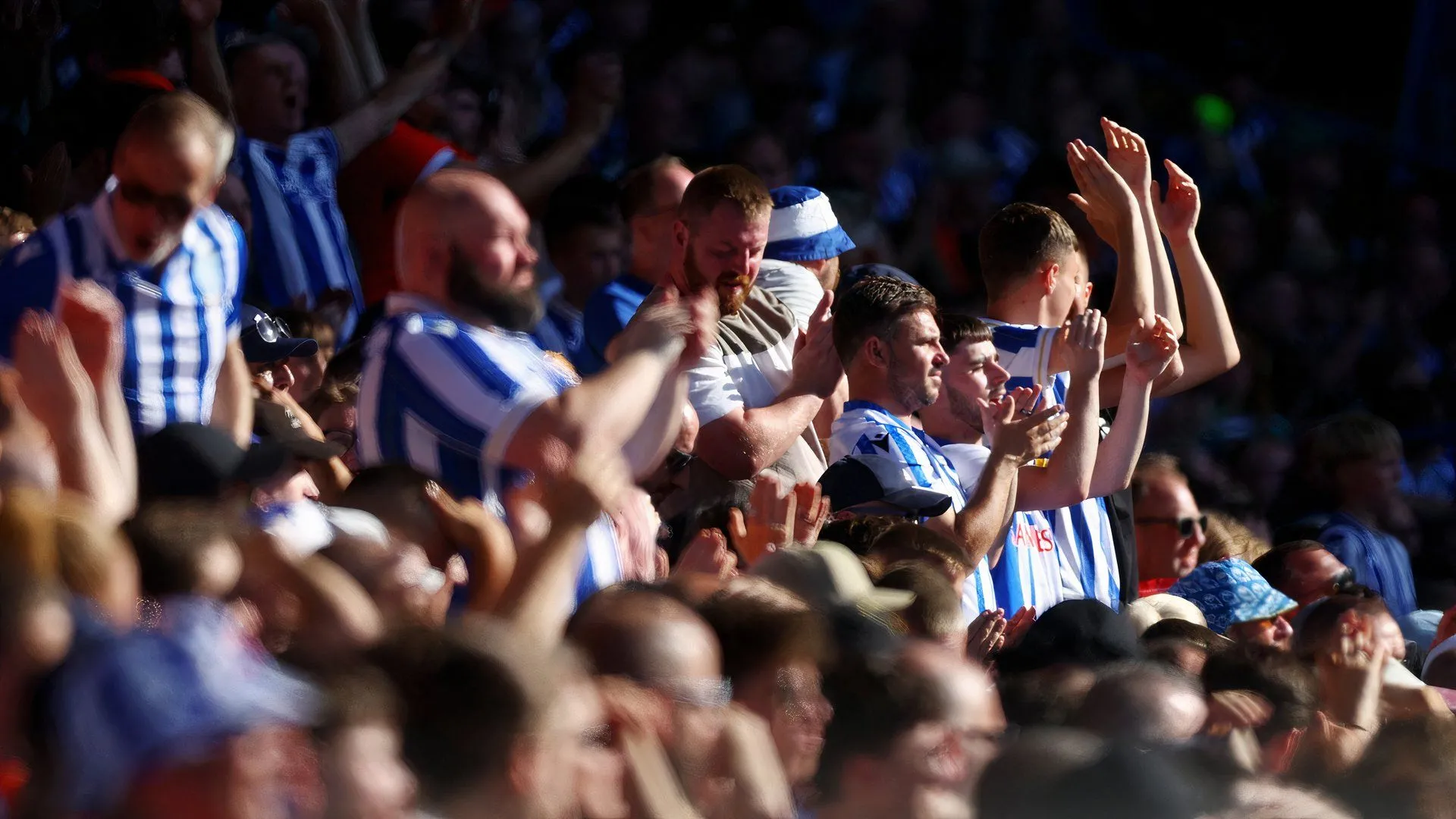 Cổ động viên Sheffield Wednesday cuồng nhiệt trên khán đài sân Hillsborough