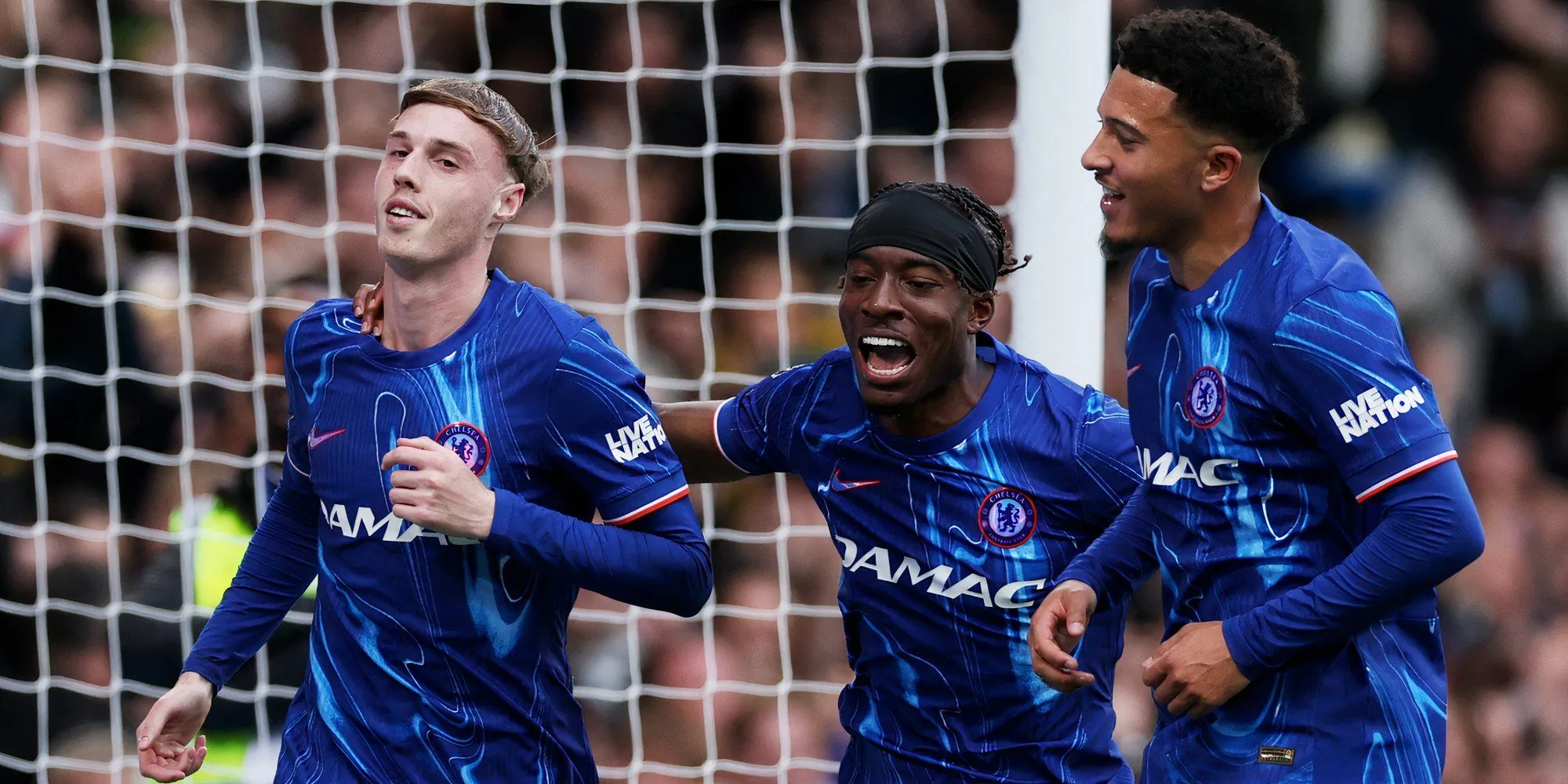 Cole Palmer (giữa) và đồng đội Chelsea sau trận thắng Liverpool