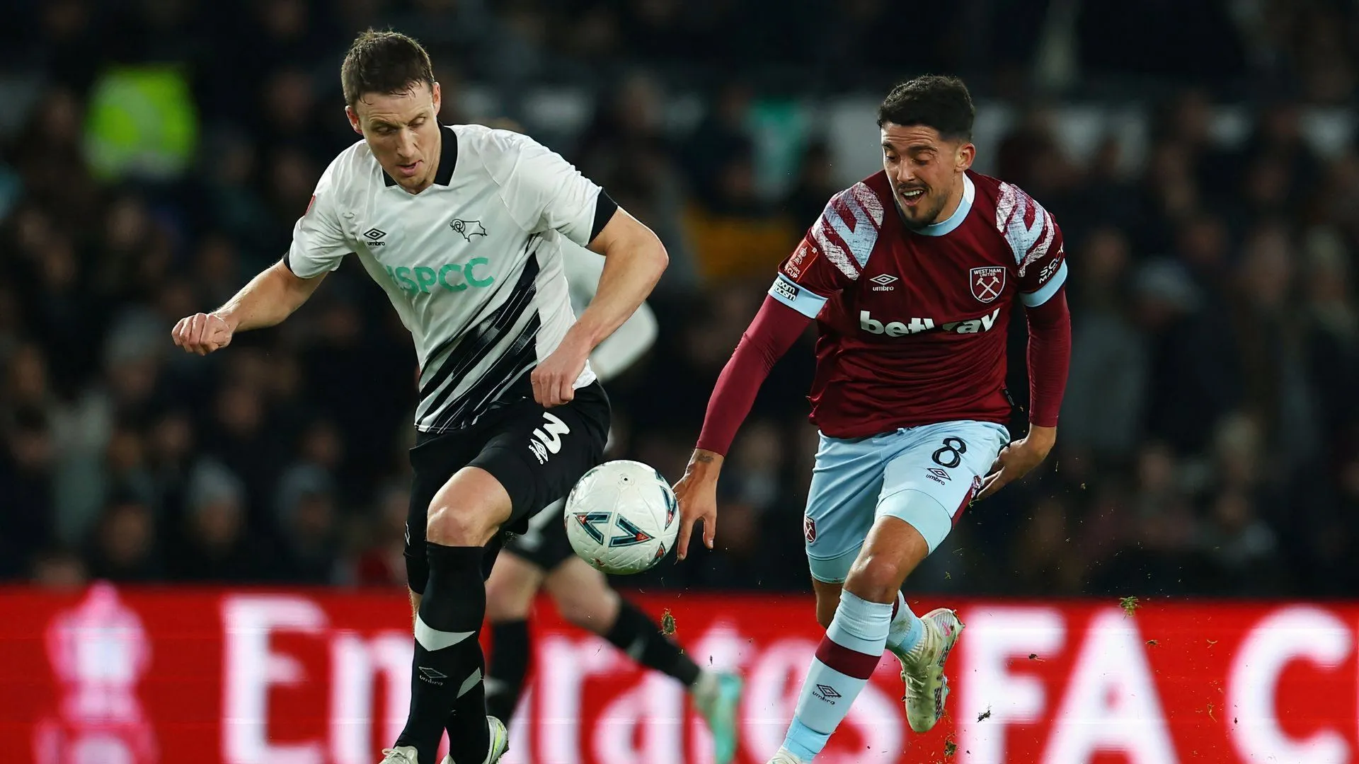 Craig Forsyth thi đấu cho Derby County trong trận gặp West Ham