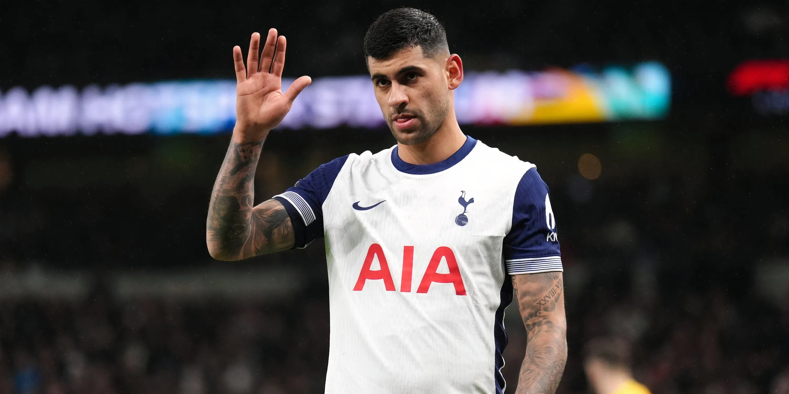 Cristian Romero thi đấu quyết liệt trong màu áo Tottenham Hotspur tại Ngoại hạng Anh