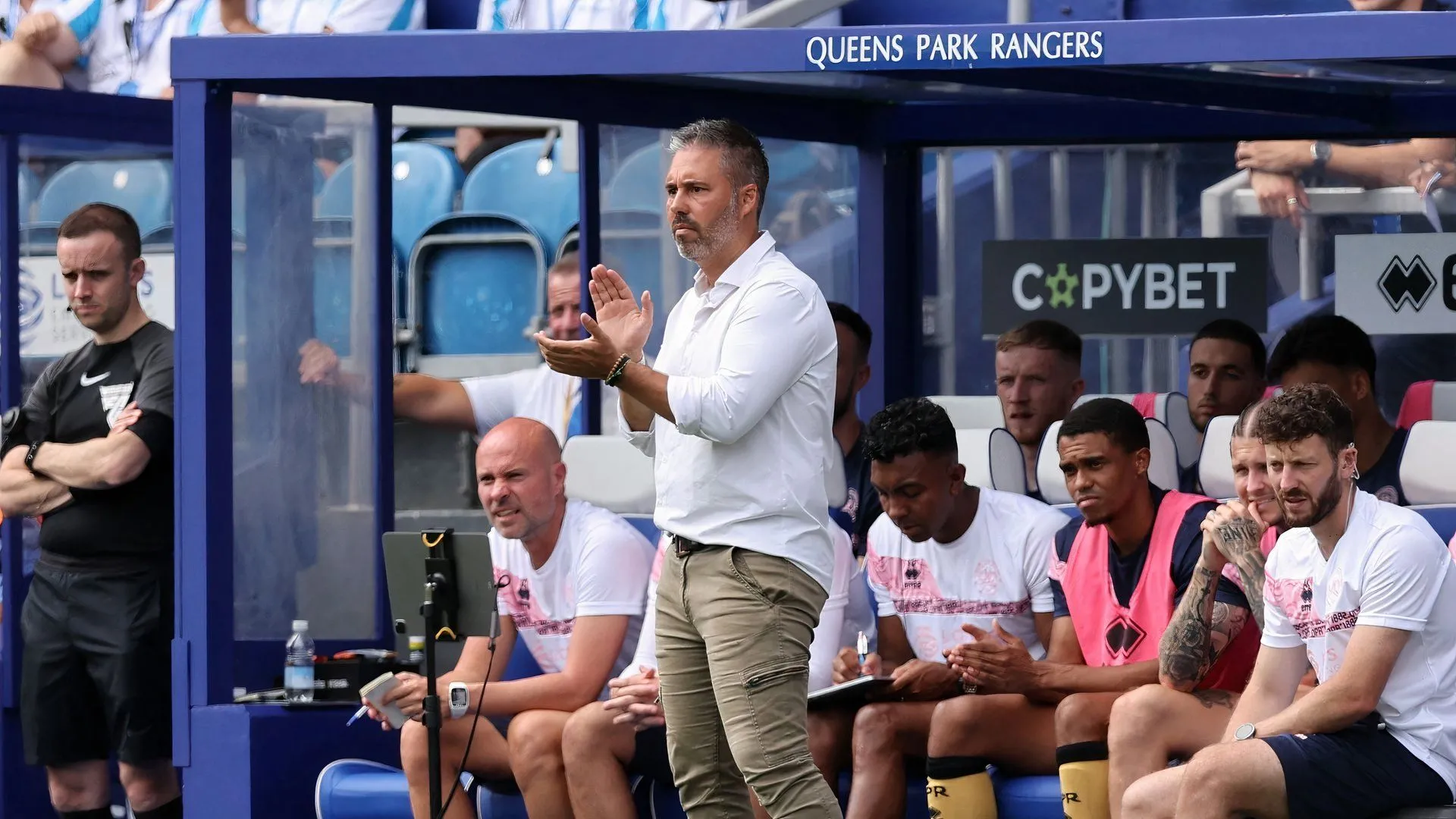 Cựu HLV QPR Marti Cifuentes trên sân Loftus Road, đội bóng đang tìm người thay thế